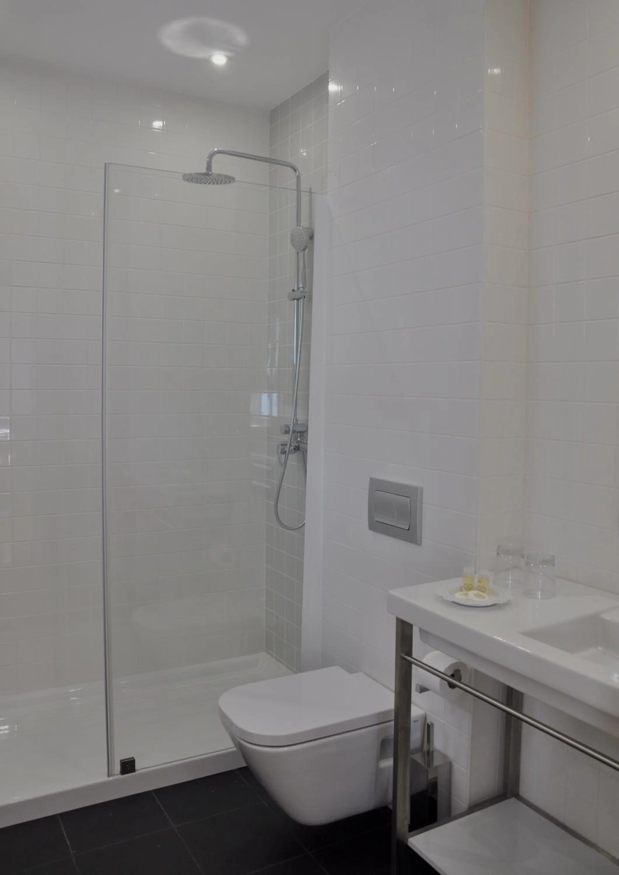 Bathroom in Casa de São Bento by PURUS