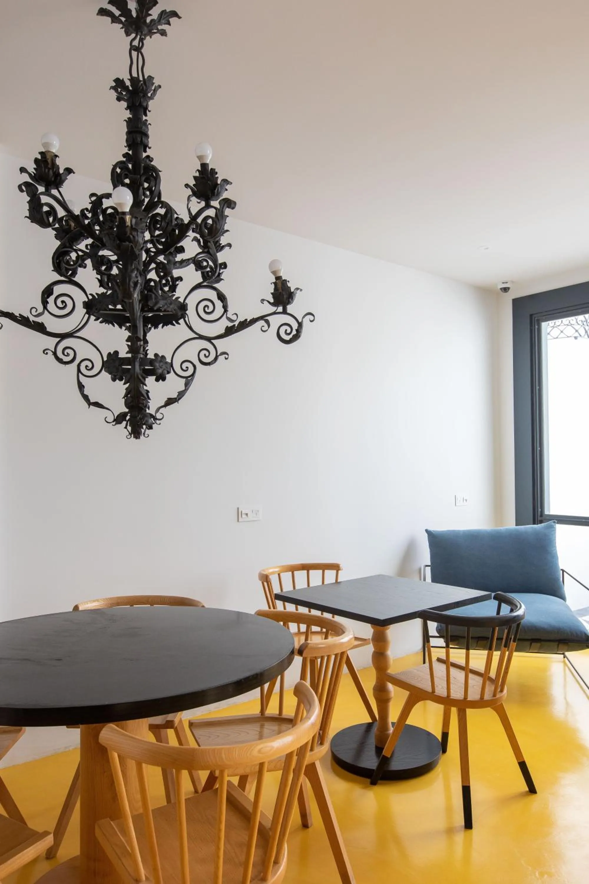 Dining area in Casa de São Bento by PURUS