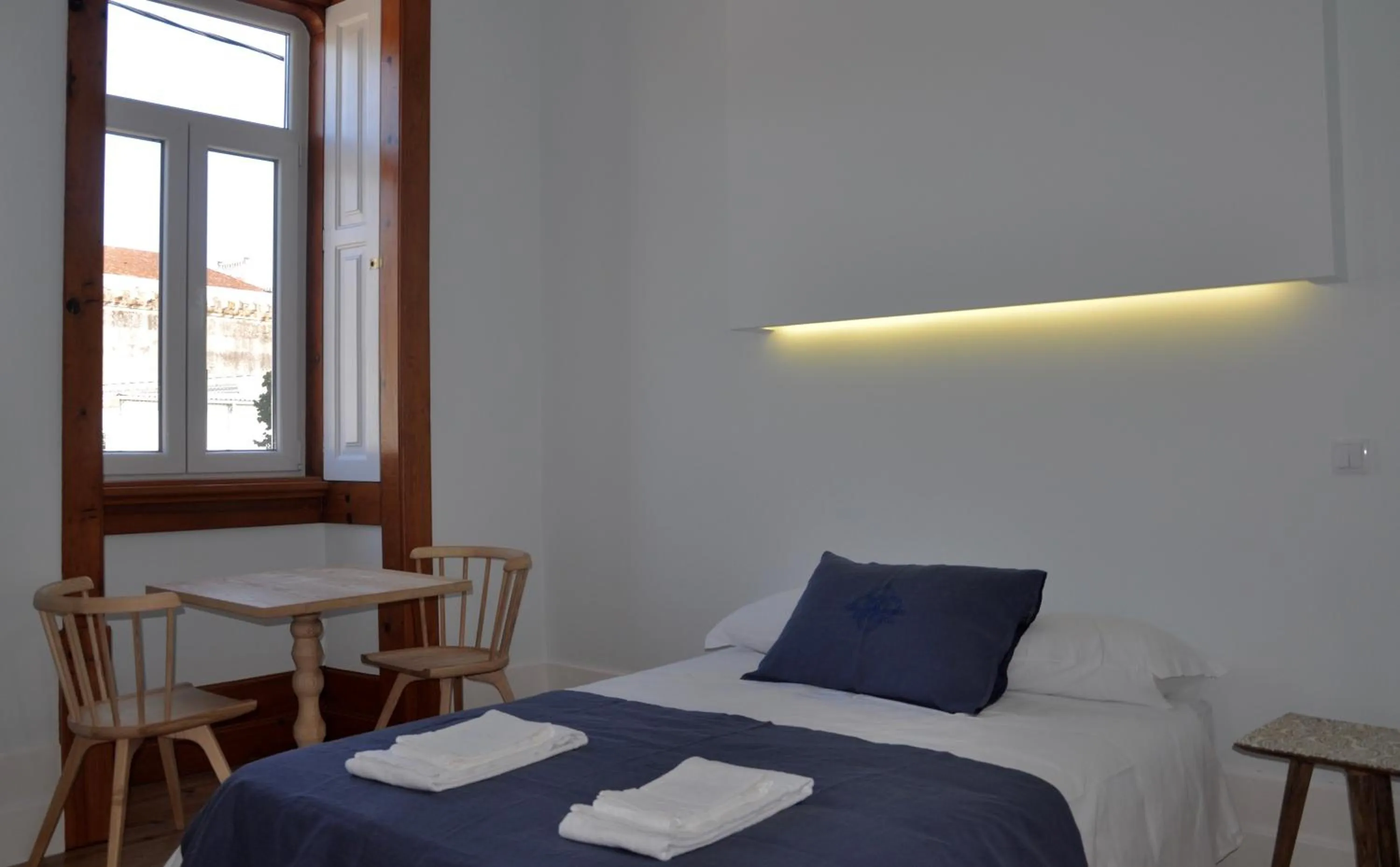 Dining area, Bed in Casa de São Bento by PURUS