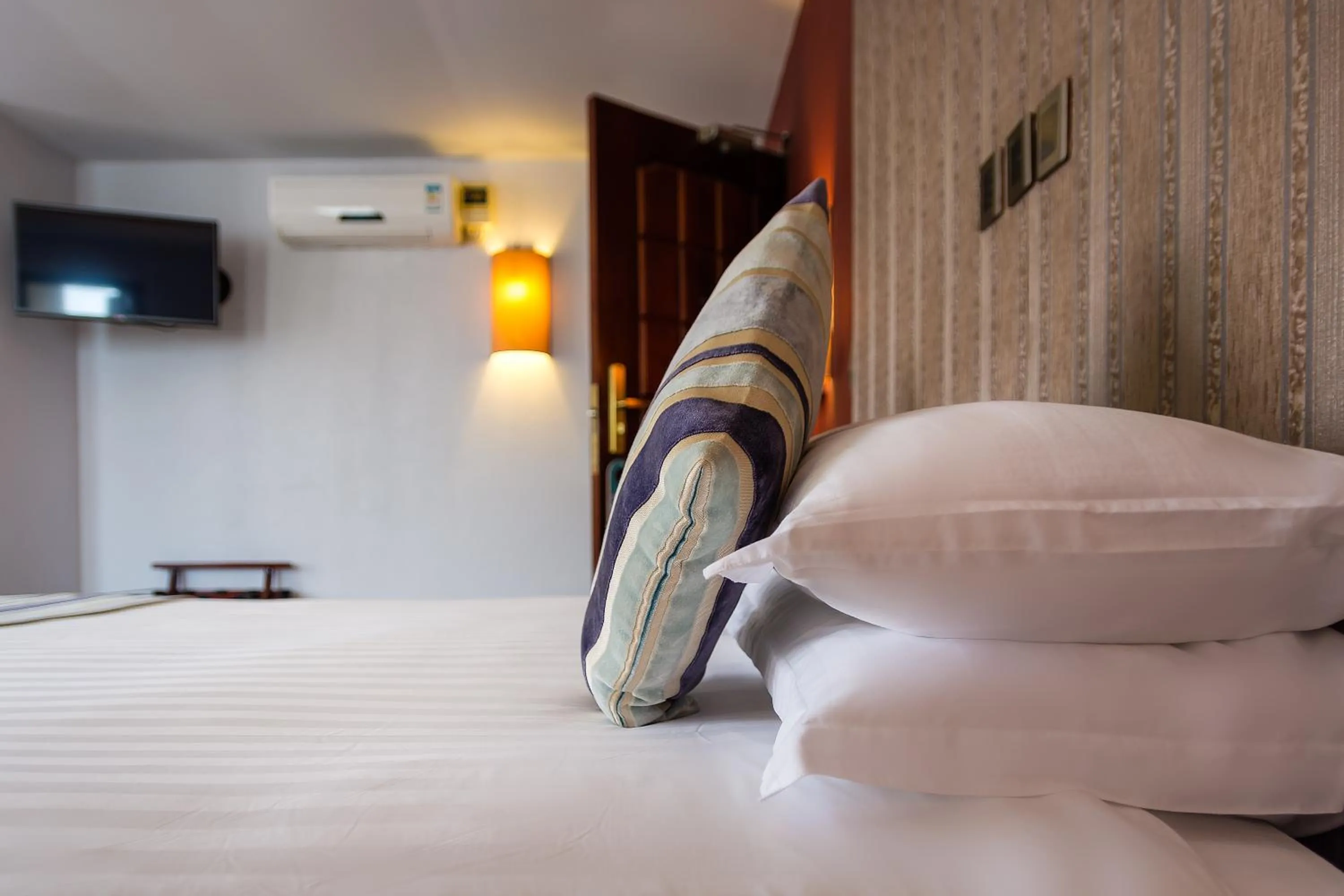 TV and multimedia, Bed in Imperial Heights Hotel, Entebbe