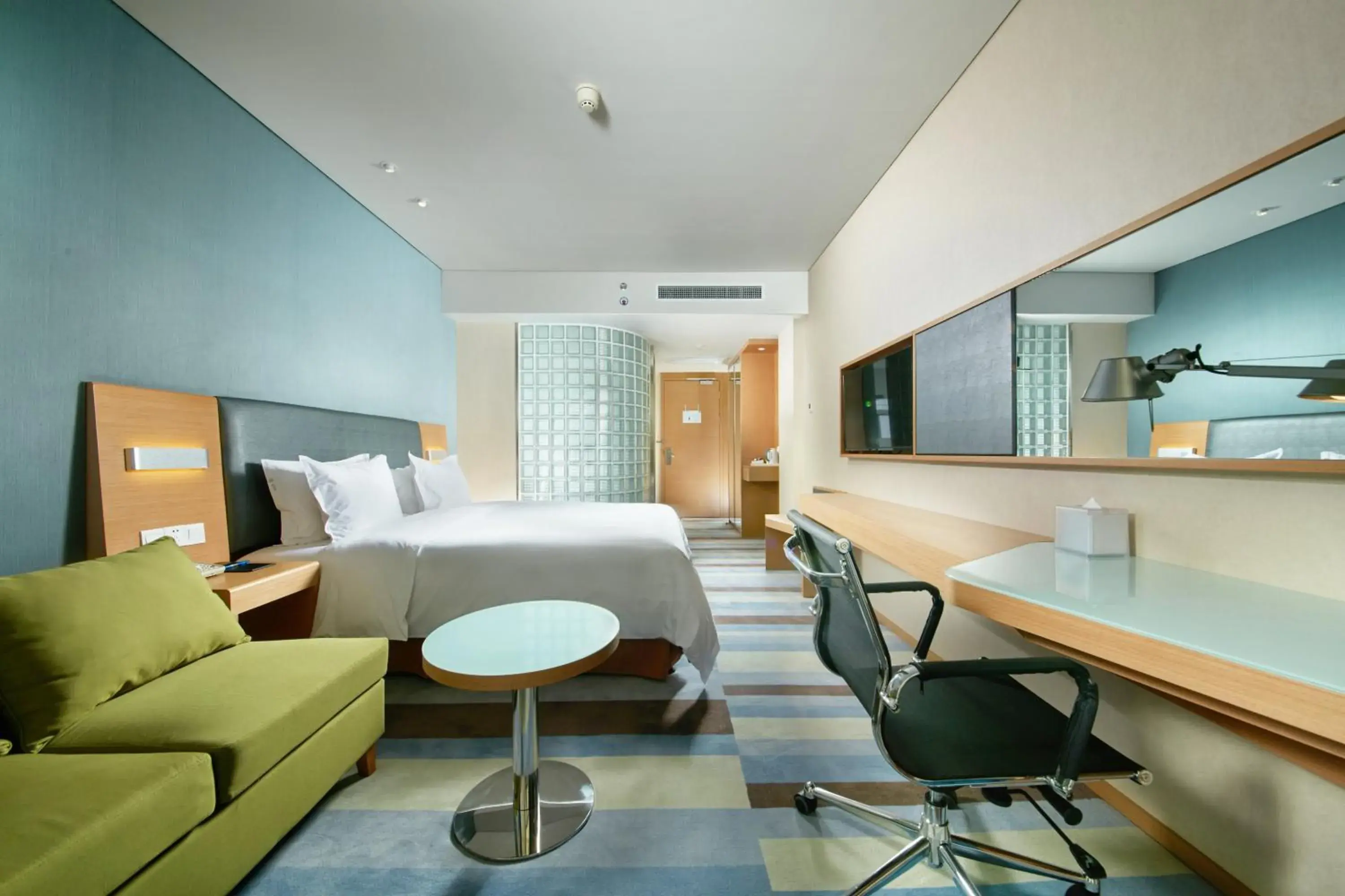 Standard King Room in Holiday Inn Express Leshan City Square by IHG - High Speed Rail and Leshan Giant Buddha Standard King Room in Holiday Inn Express Leshan City Square by IHG - High Speed Rail and Leshan Giant Buddha