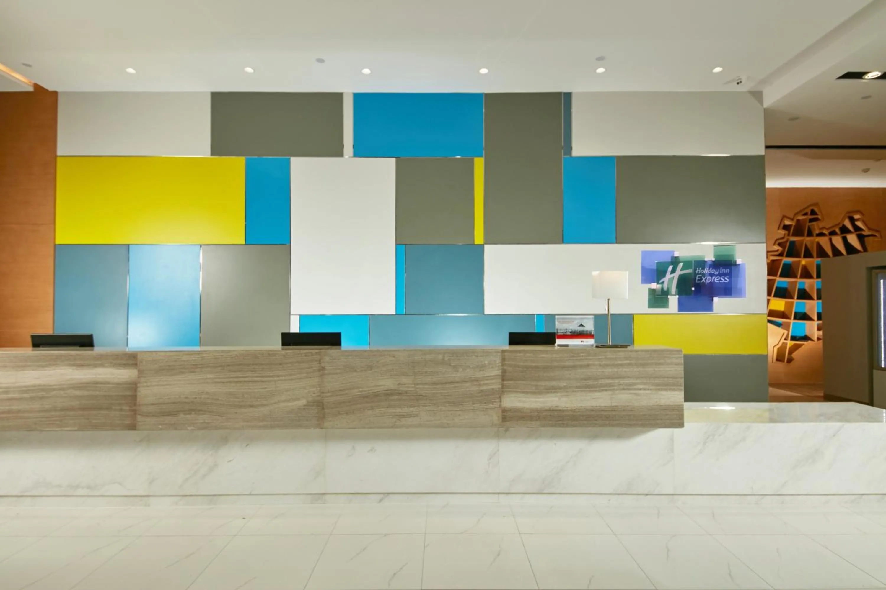 Property building in Holiday Inn Express Leshan City Square by IHG - High Speed Rail and Leshan Giant Buddha