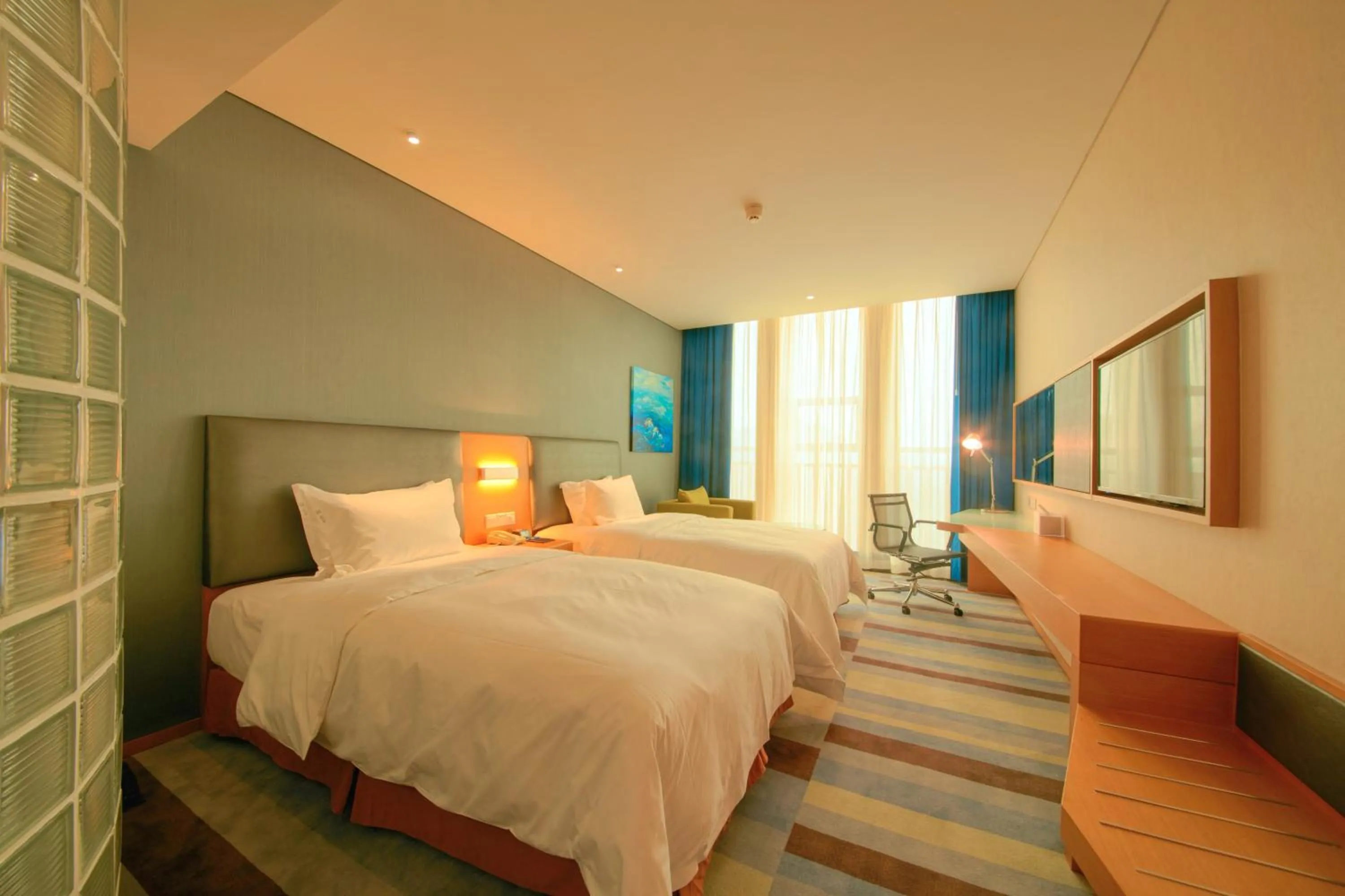 Photo of the whole room, Bed in Holiday Inn Express Leshan City Square by IHG - High Speed Rail and Leshan Giant Buddha