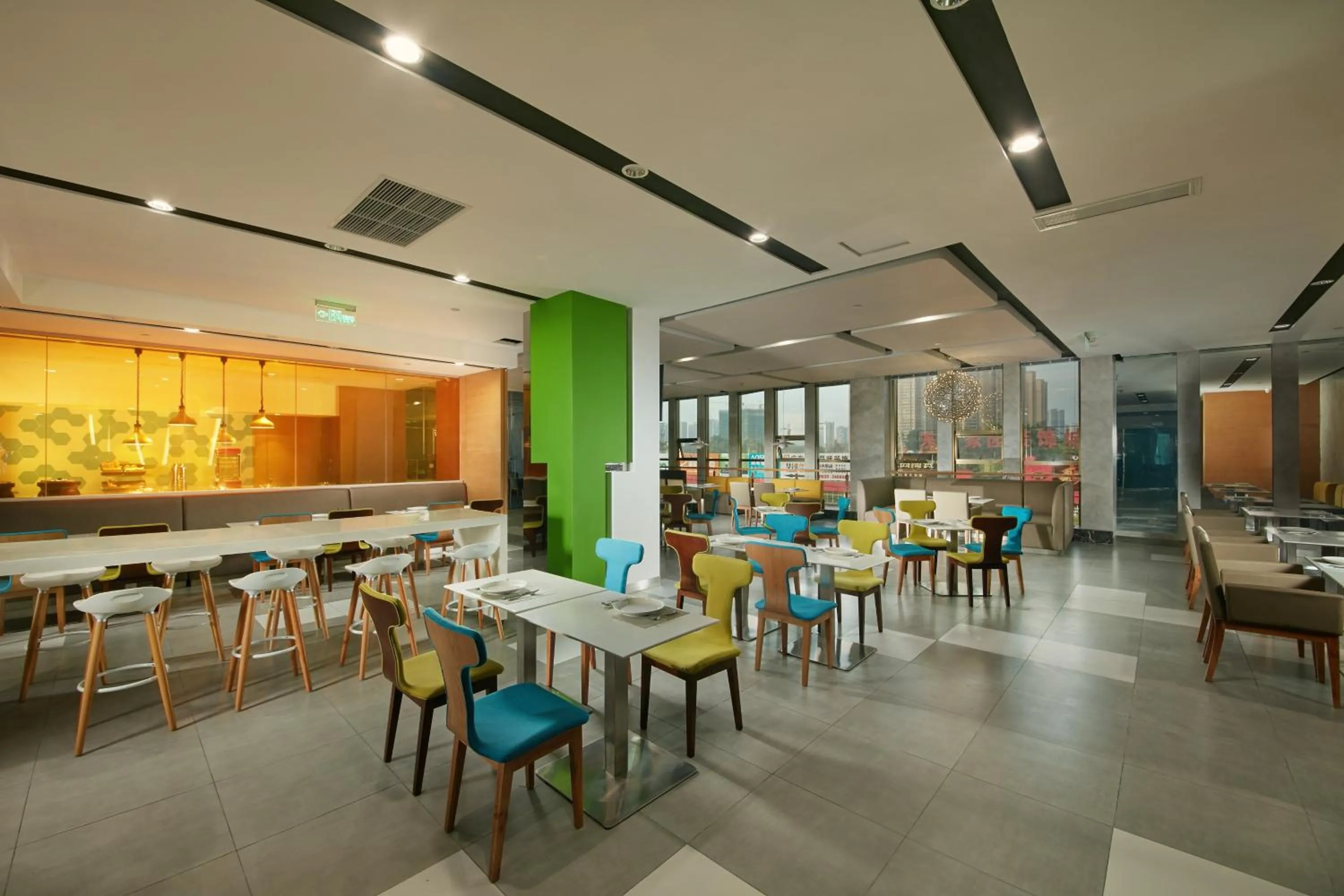 Restaurant/places to eat in Holiday Inn Express Leshan City Square by IHG - High Speed Rail and Leshan Giant Buddha