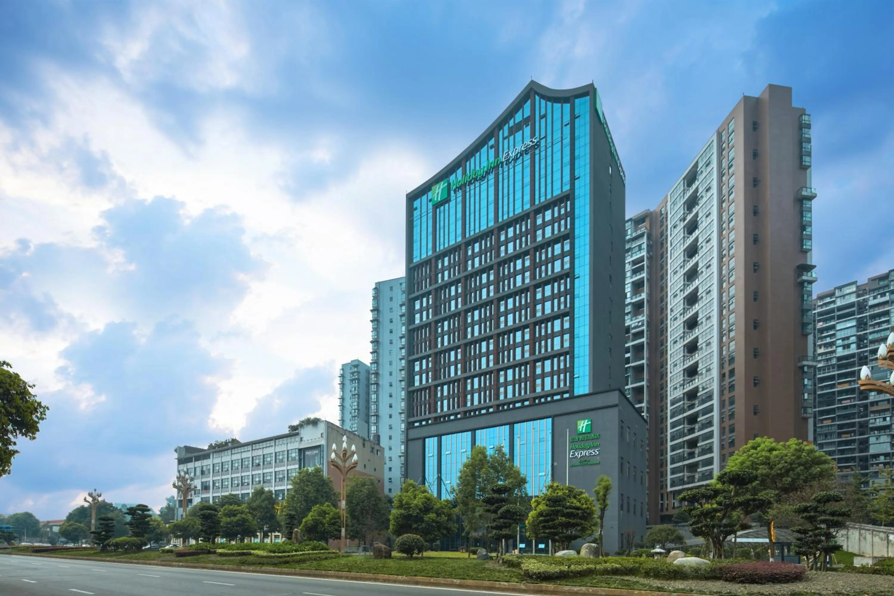 Property building in Holiday Inn Express Leshan City Square by IHG - High Speed Rail and Leshan Giant Buddha