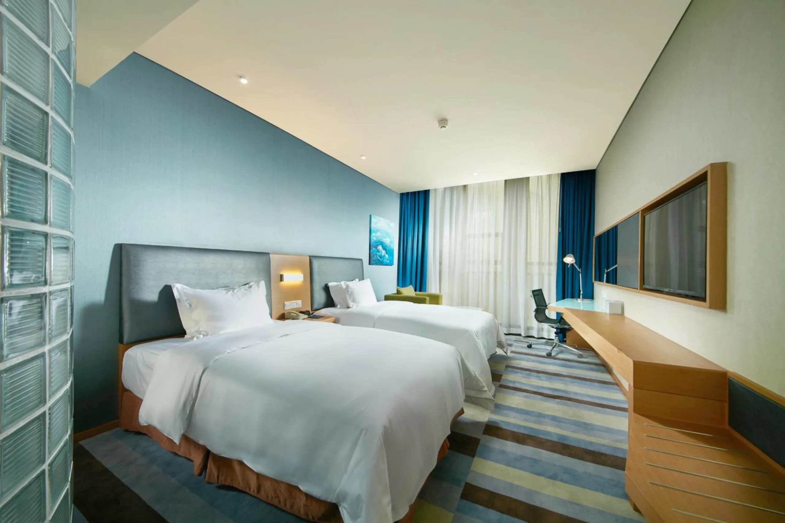 Bedroom, Bed in Holiday Inn Express Leshan City Square by IHG - High Speed Rail and Leshan Giant Buddha