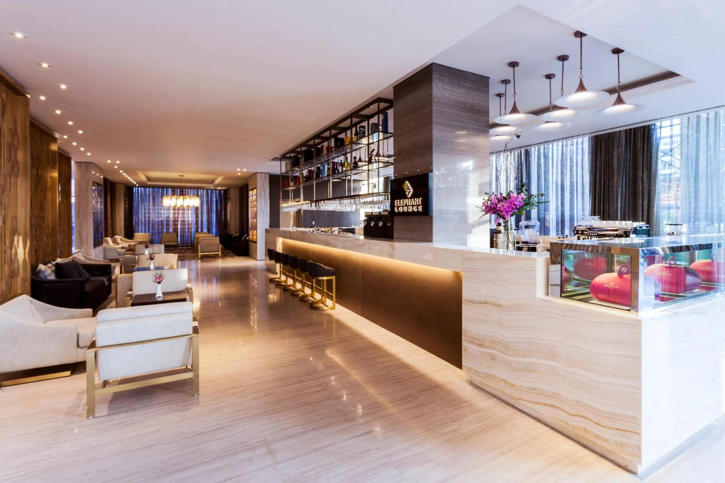 Lounge or bar in Crowne Plaza Vientiane by IHG