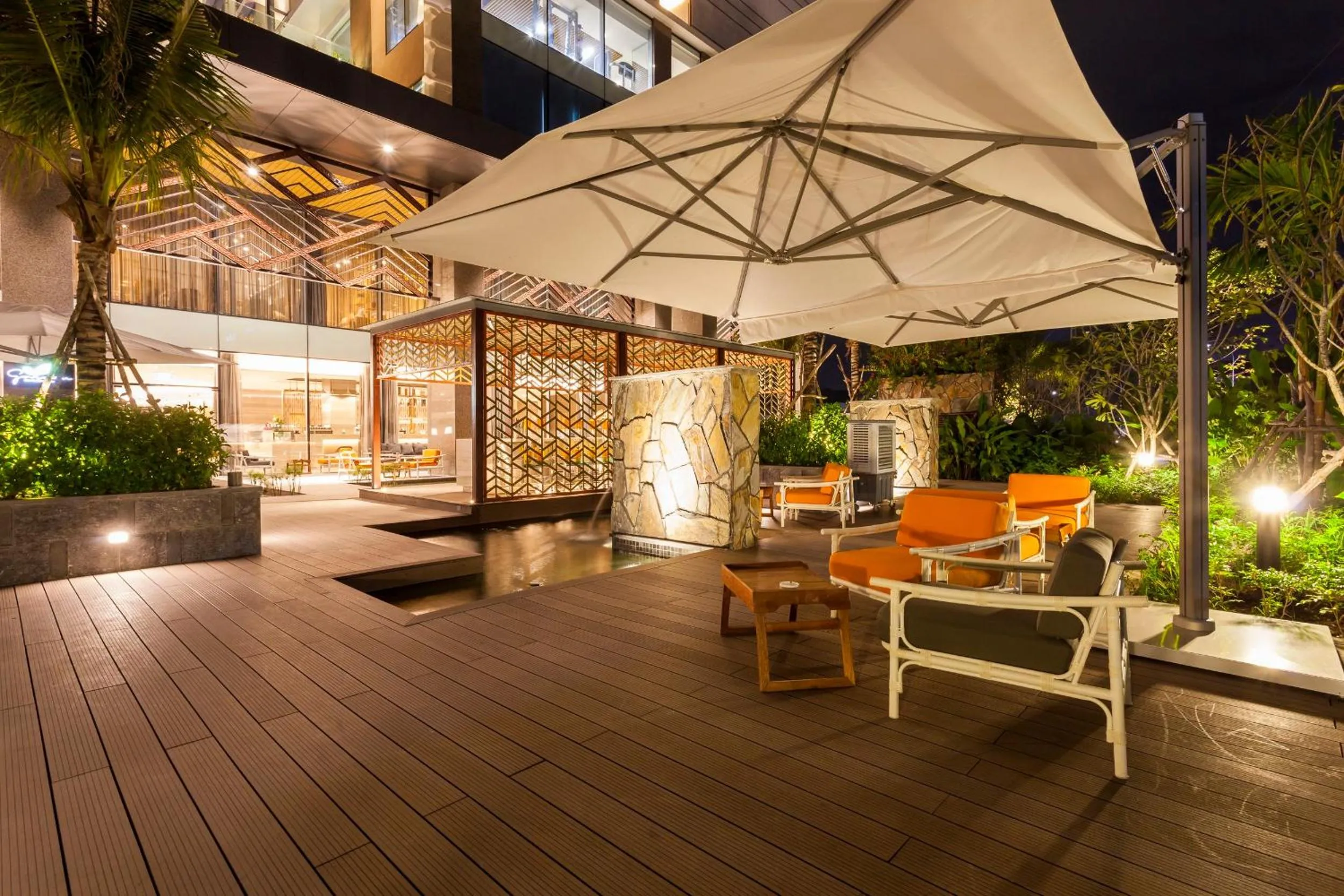 Lounge or bar in Crowne Plaza Vientiane by IHG