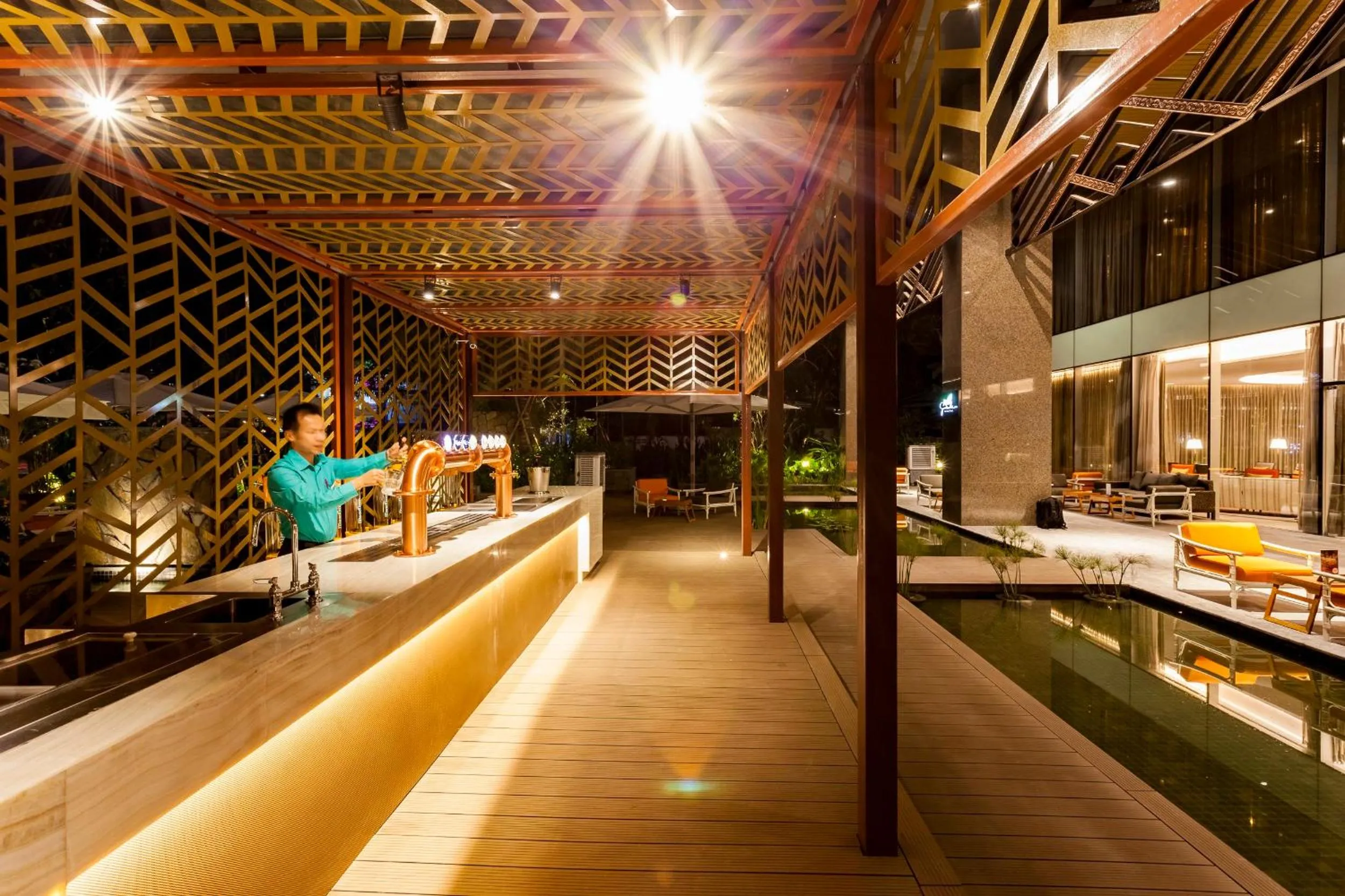 Lounge or bar in Crowne Plaza Vientiane by IHG