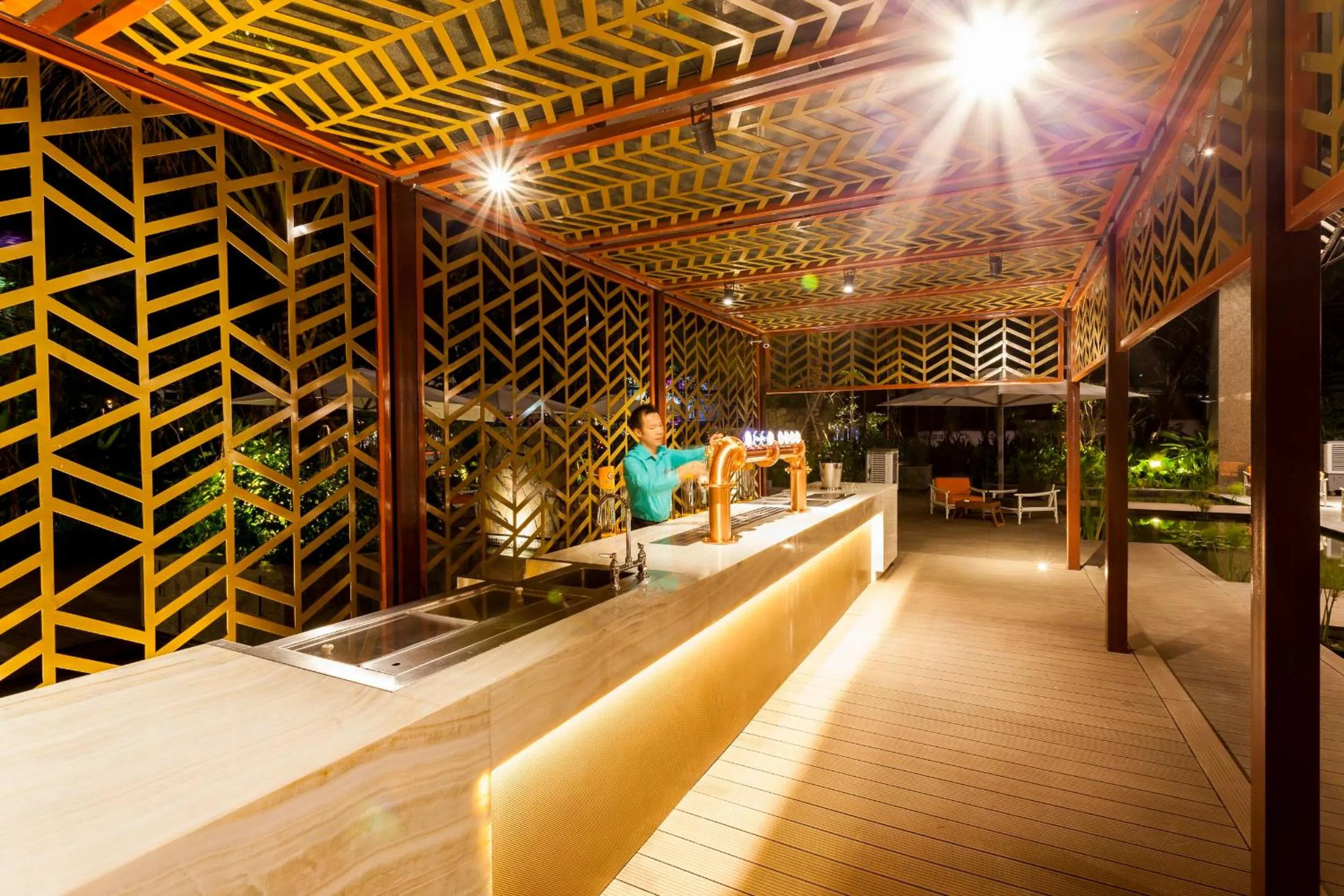 Lounge or bar in Crowne Plaza Vientiane by IHG