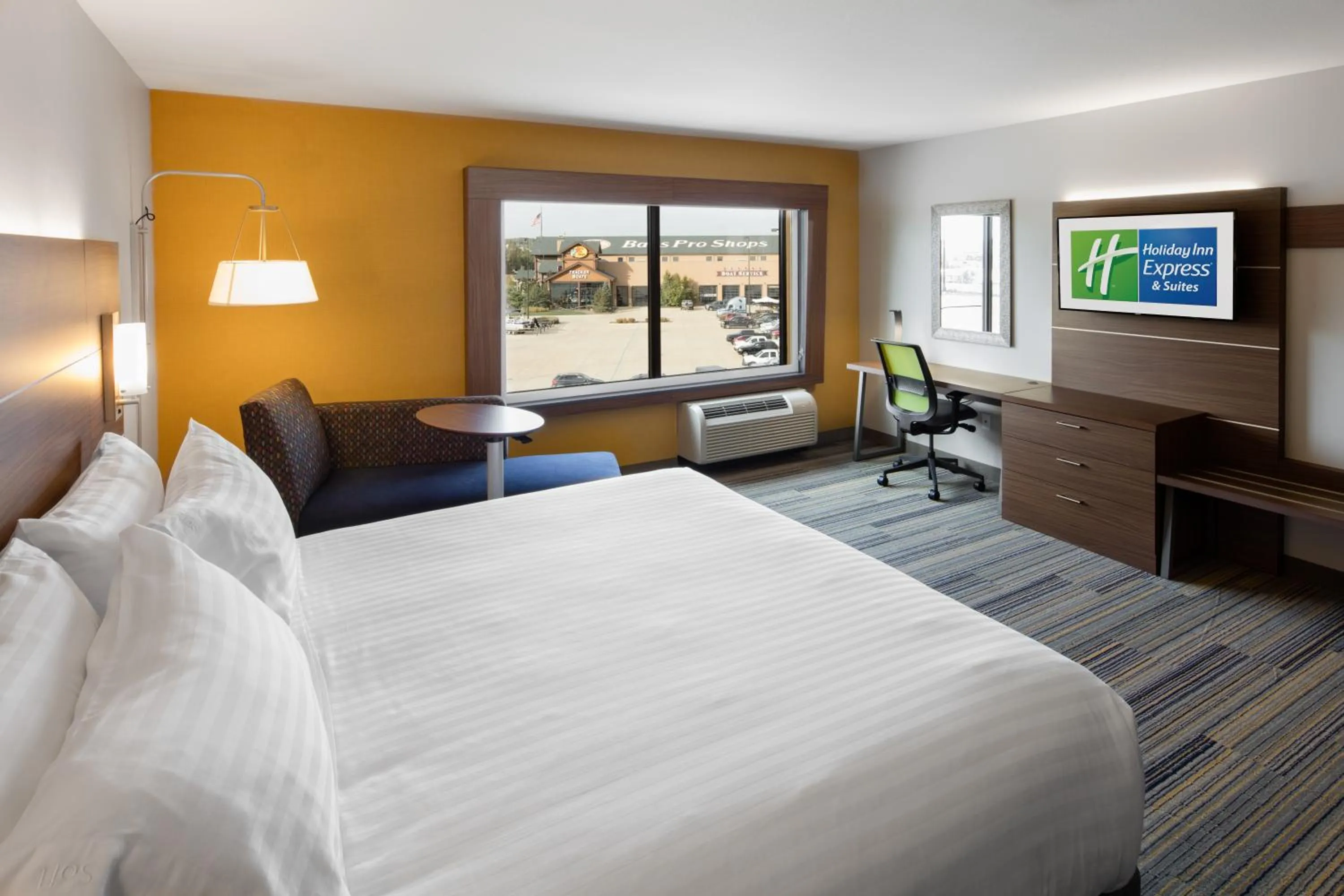 Photo of the whole room, Bed in Holiday Inn Express East Peoria - Riverfront by IHG