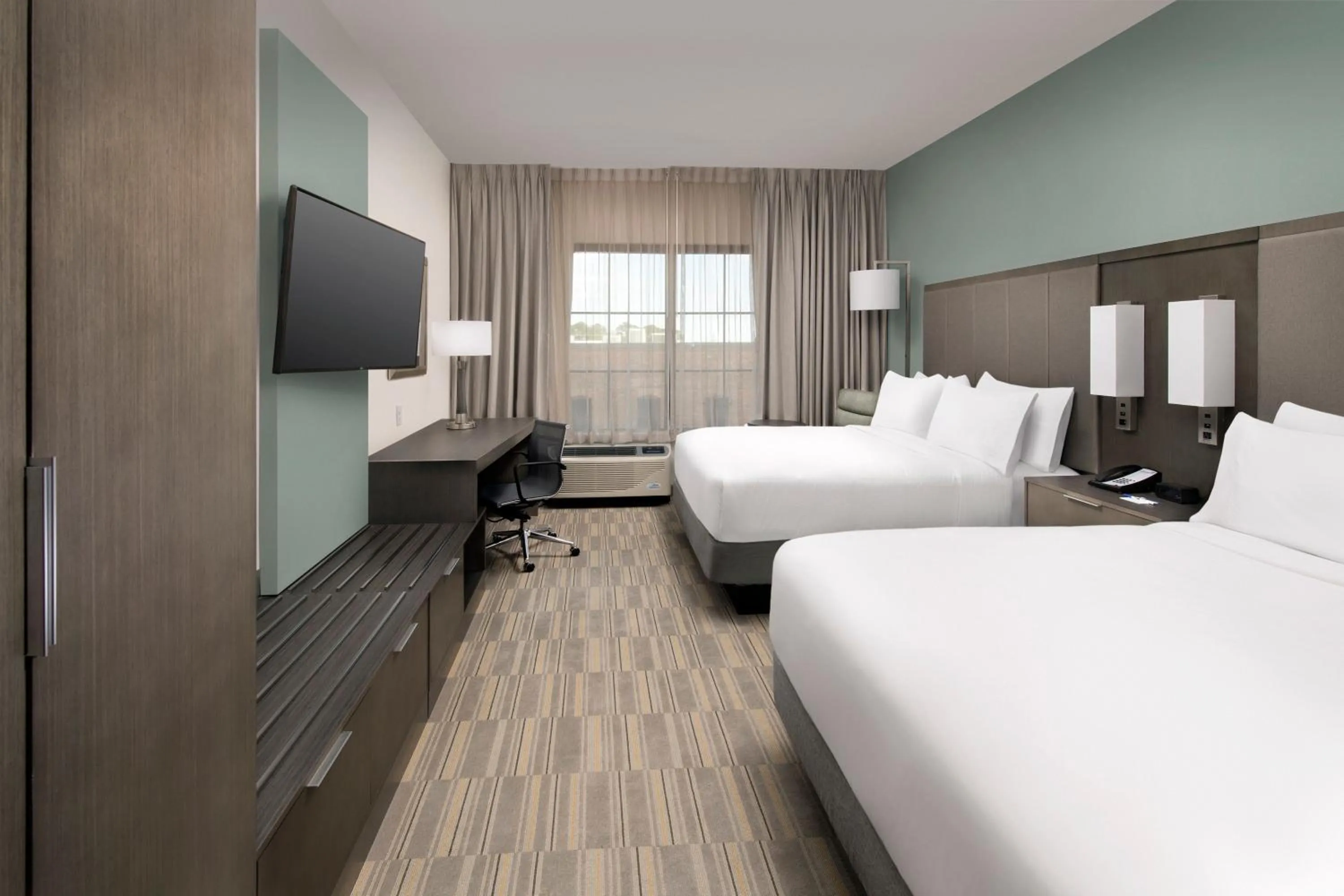 Photo of the whole room, Bed in Holiday Inn Express Pensacola Downtown by IHG