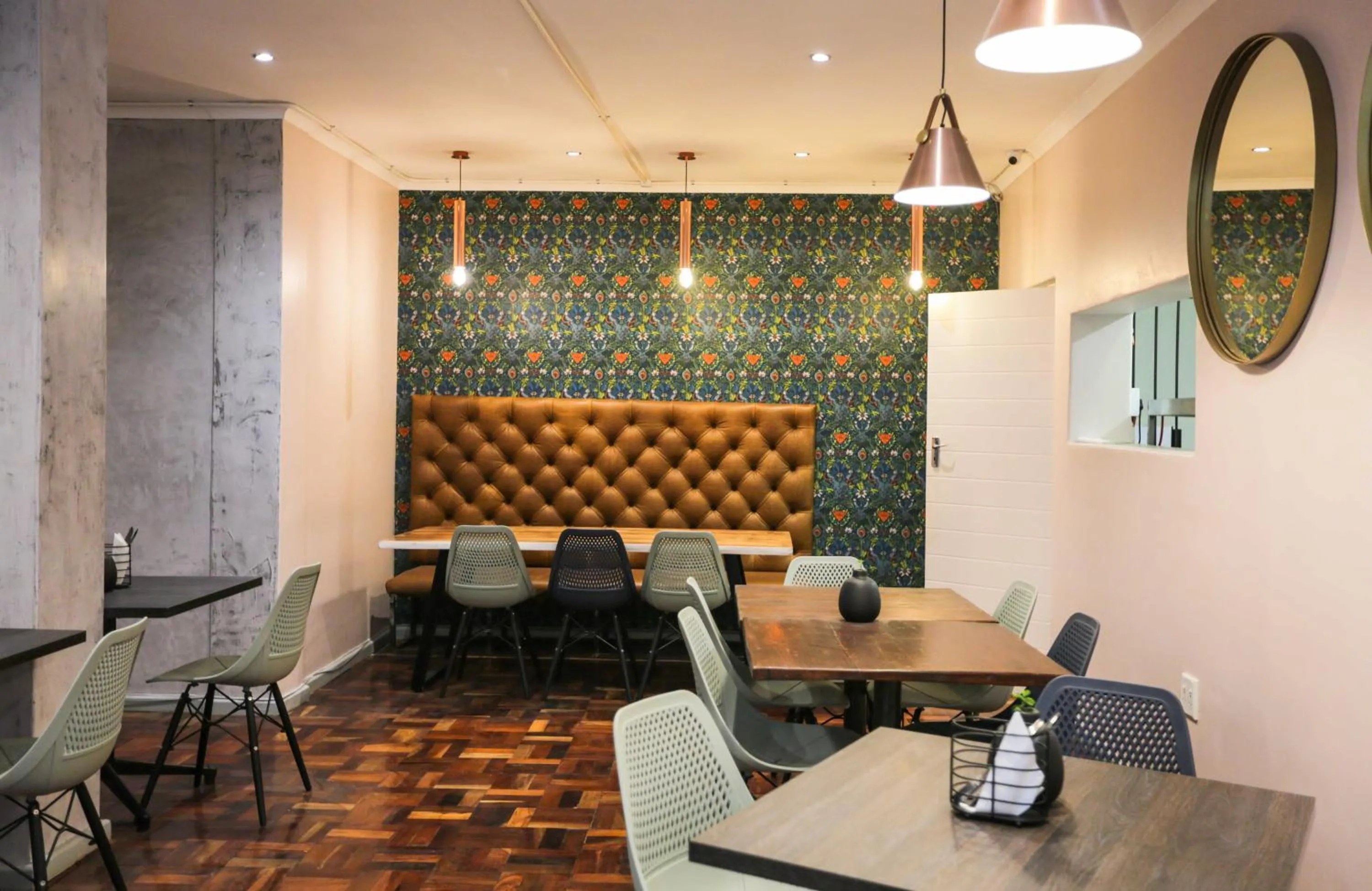 Restaurant/places to eat in New National Hotel and Conference