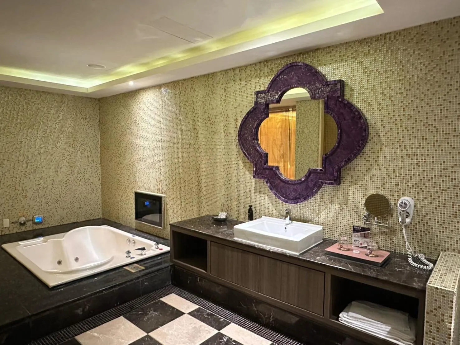 Bathroom, Bed in Merry Day Motel Zhonghe Branch