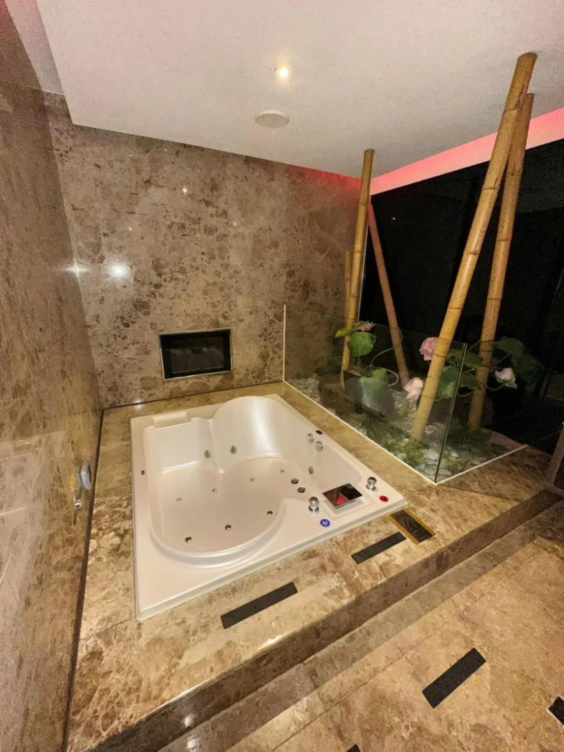 Hot Tub in Merry Day Motel Zhonghe Branch