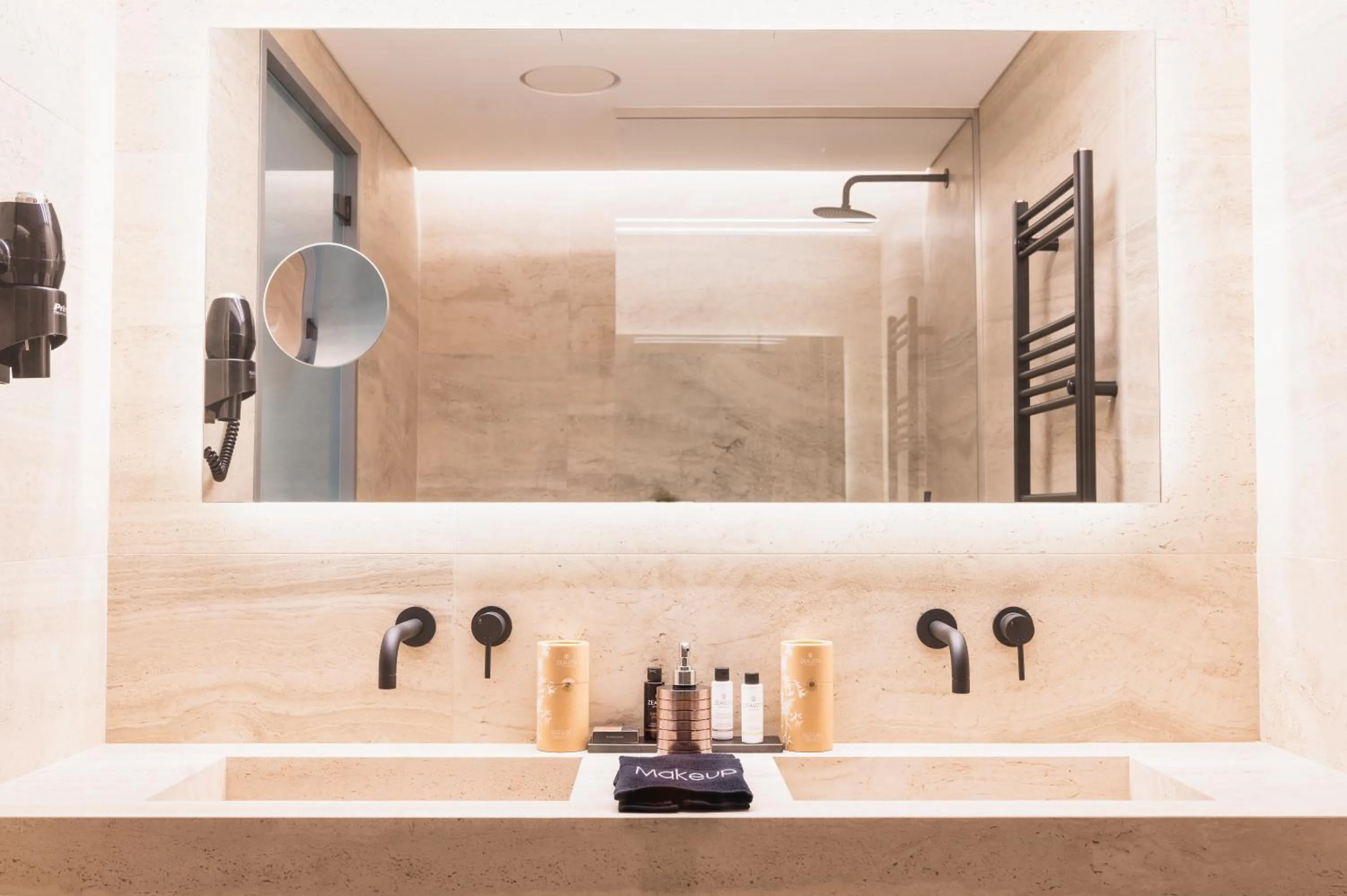 Shower in Megara Hotel