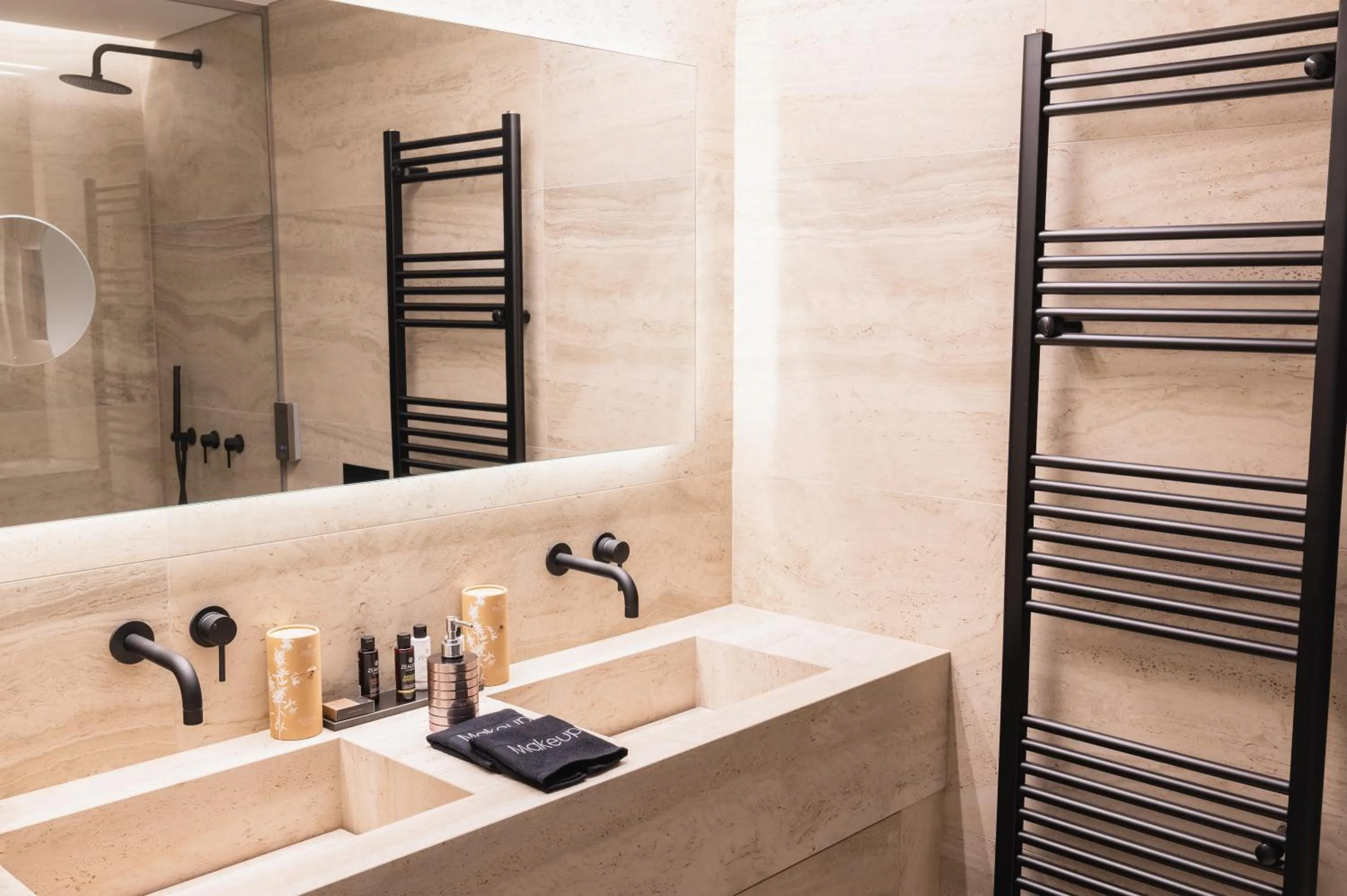 Shower in Megara Hotel