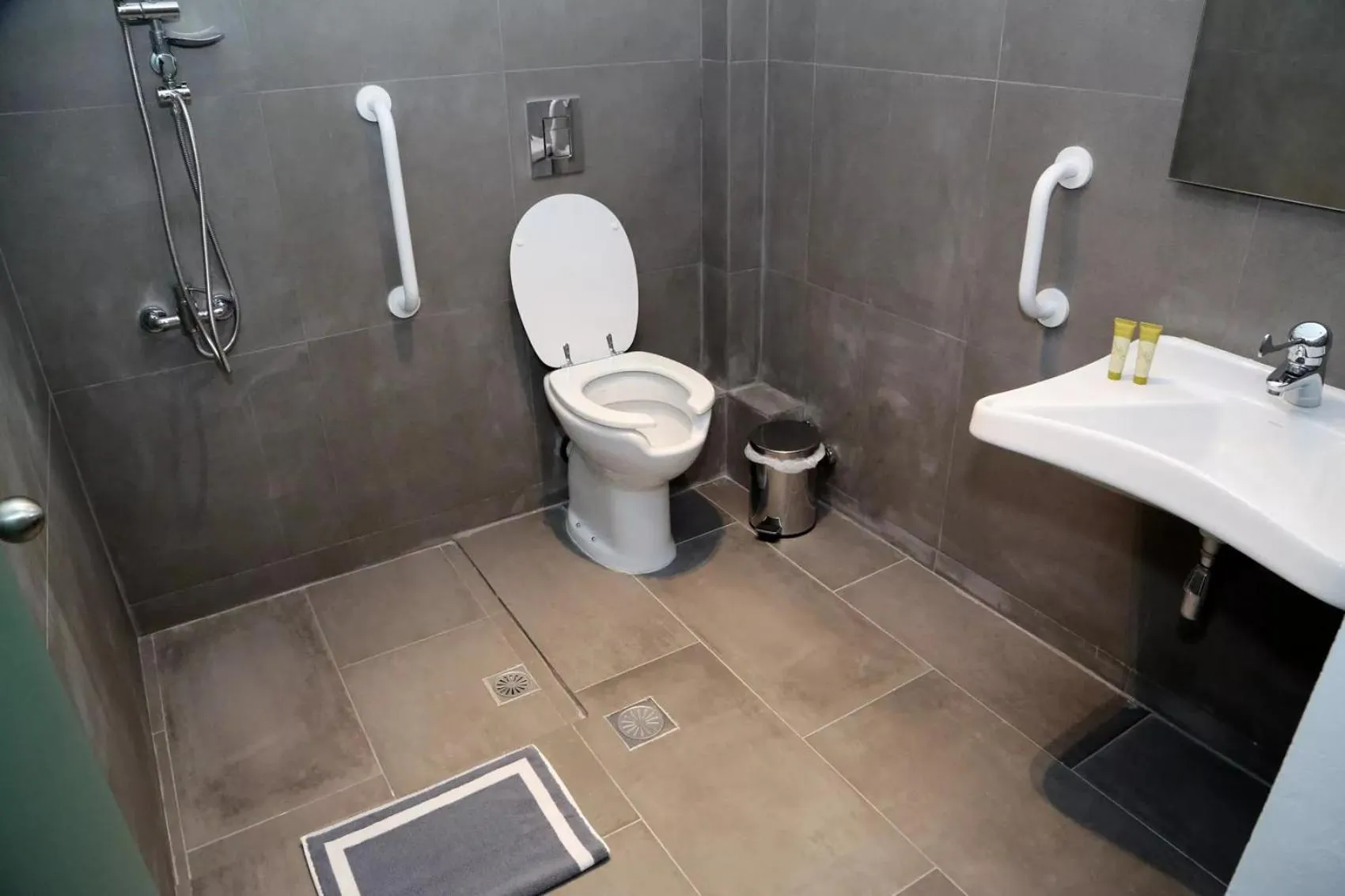 Shower in Megara Hotel