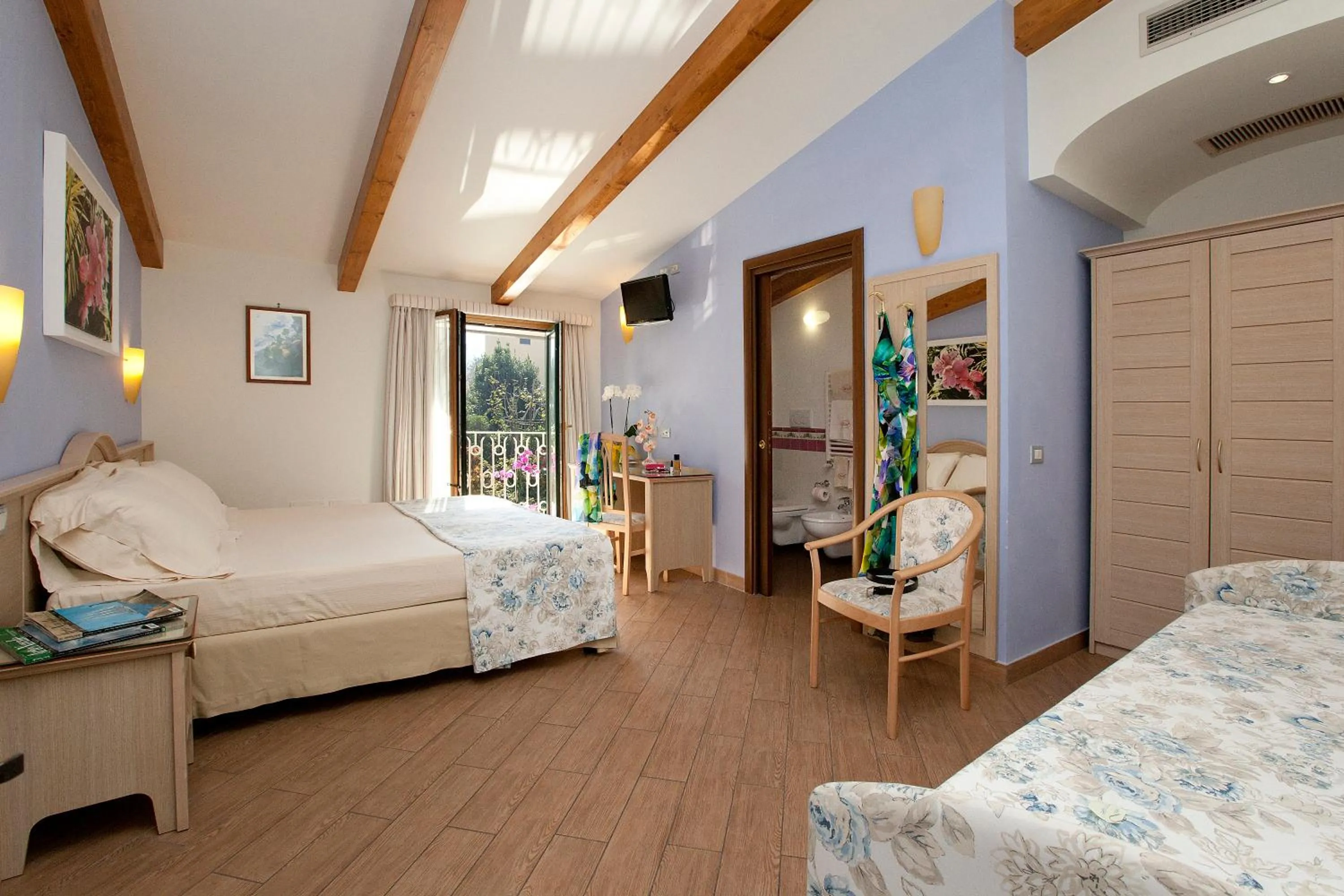 Photo of the whole room, Bed in Angiolina Relais