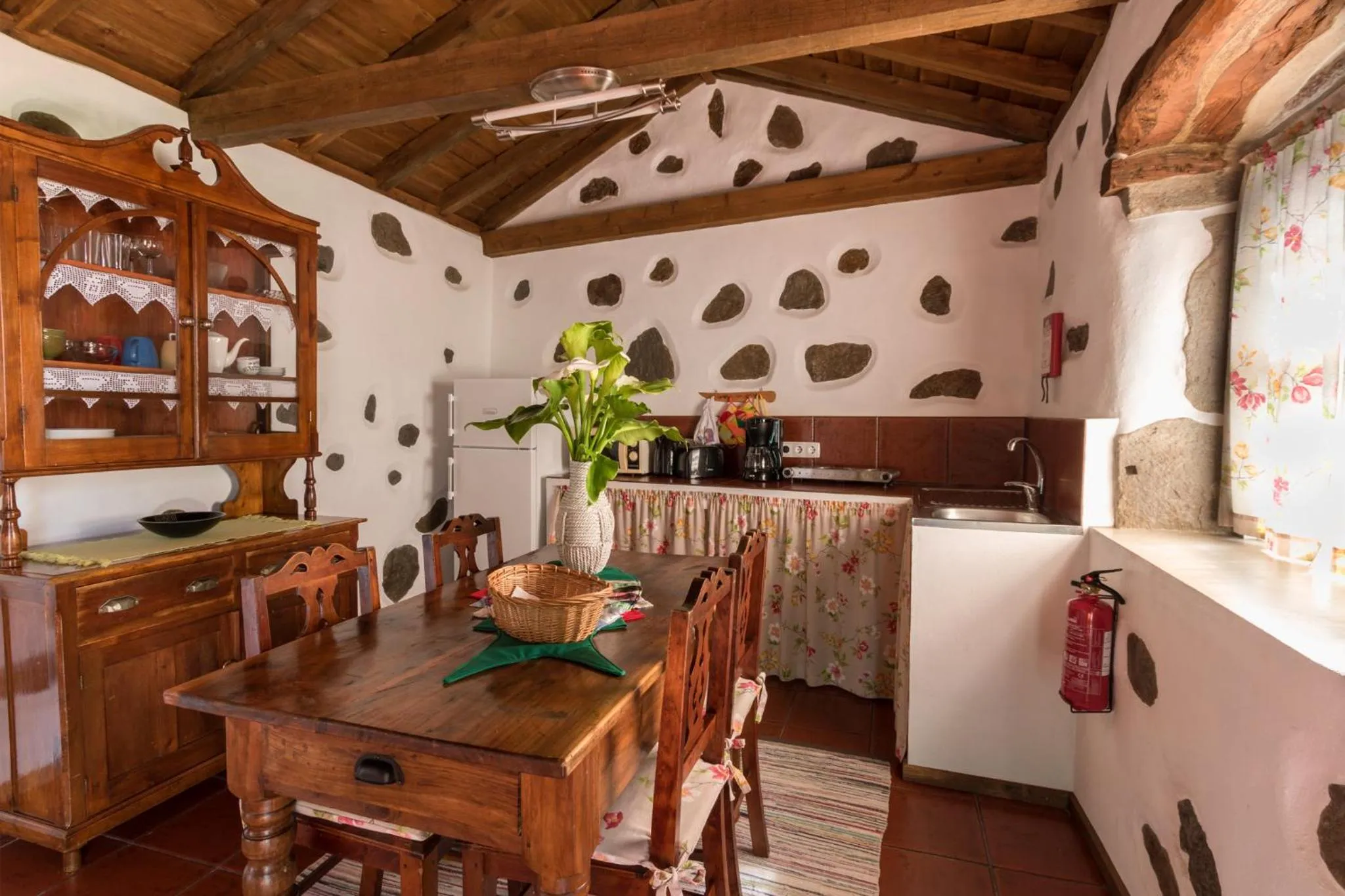 Kitchen or kitchenette in Aldeia da Cuada