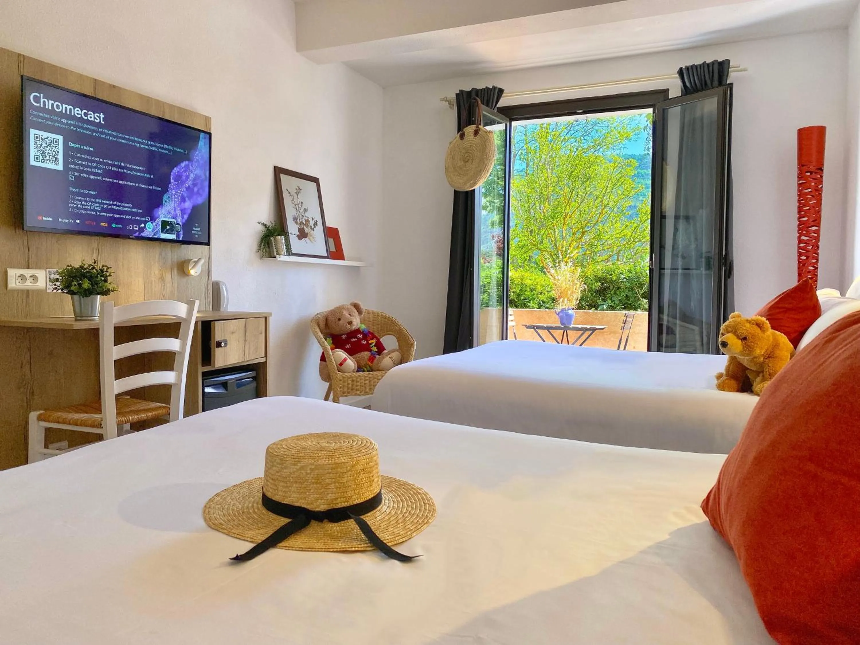 Photo of the whole room, Bed in Hotel Le Provence - Restaurant Le Styx