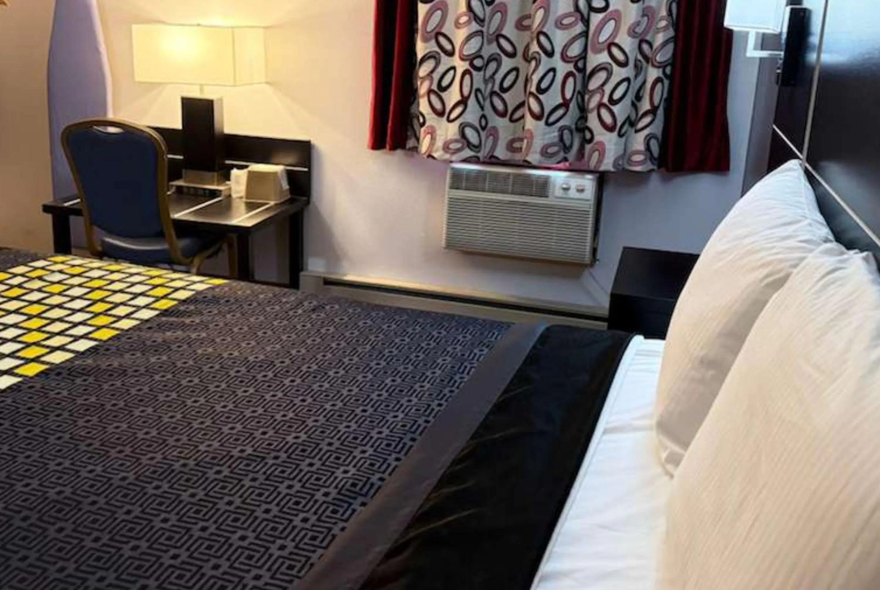 TV and multimedia, Bed in Coratel Inn & Suites by Jasper Hastings