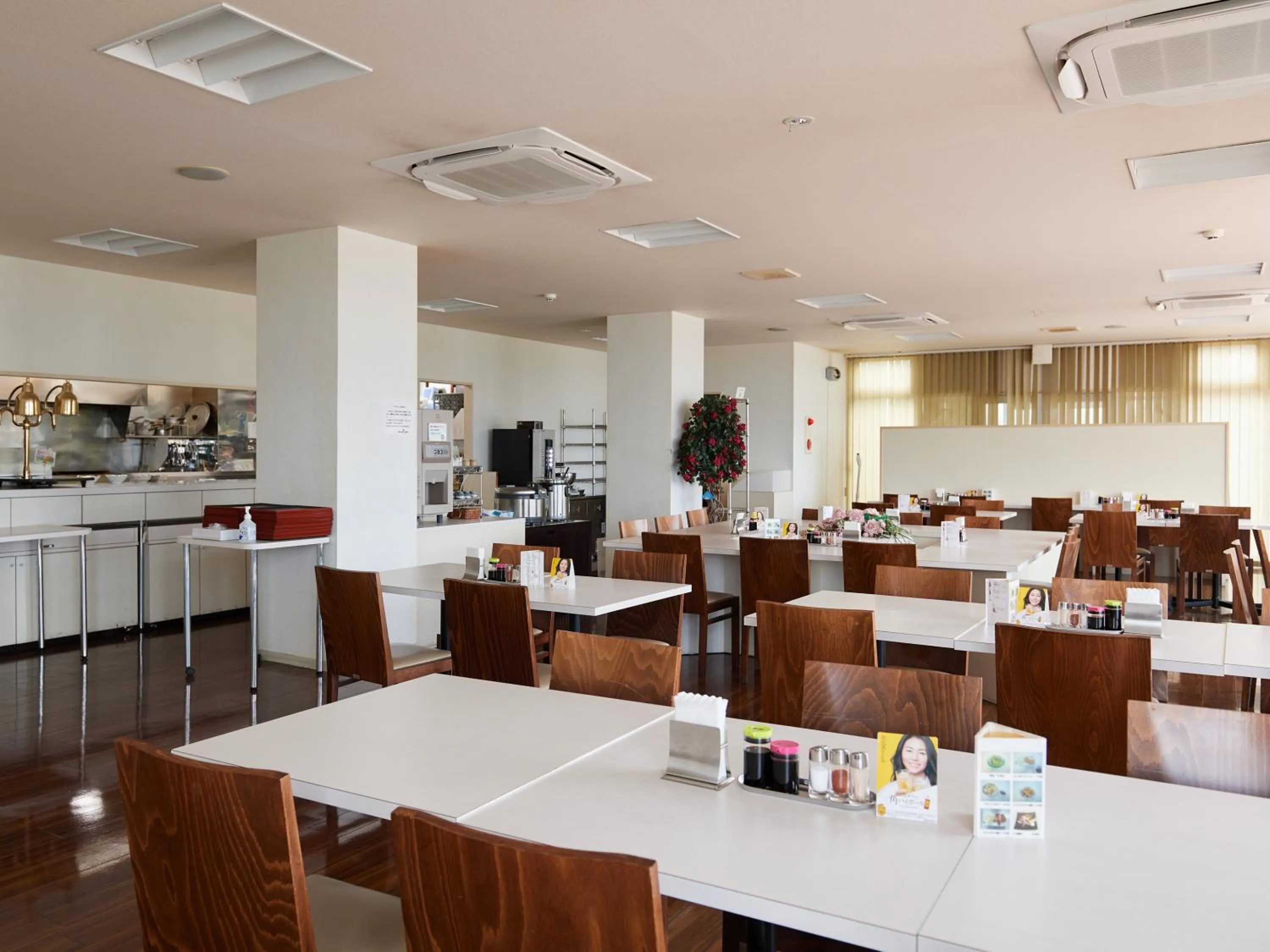 Restaurant/places to eat in Wind City Hotel