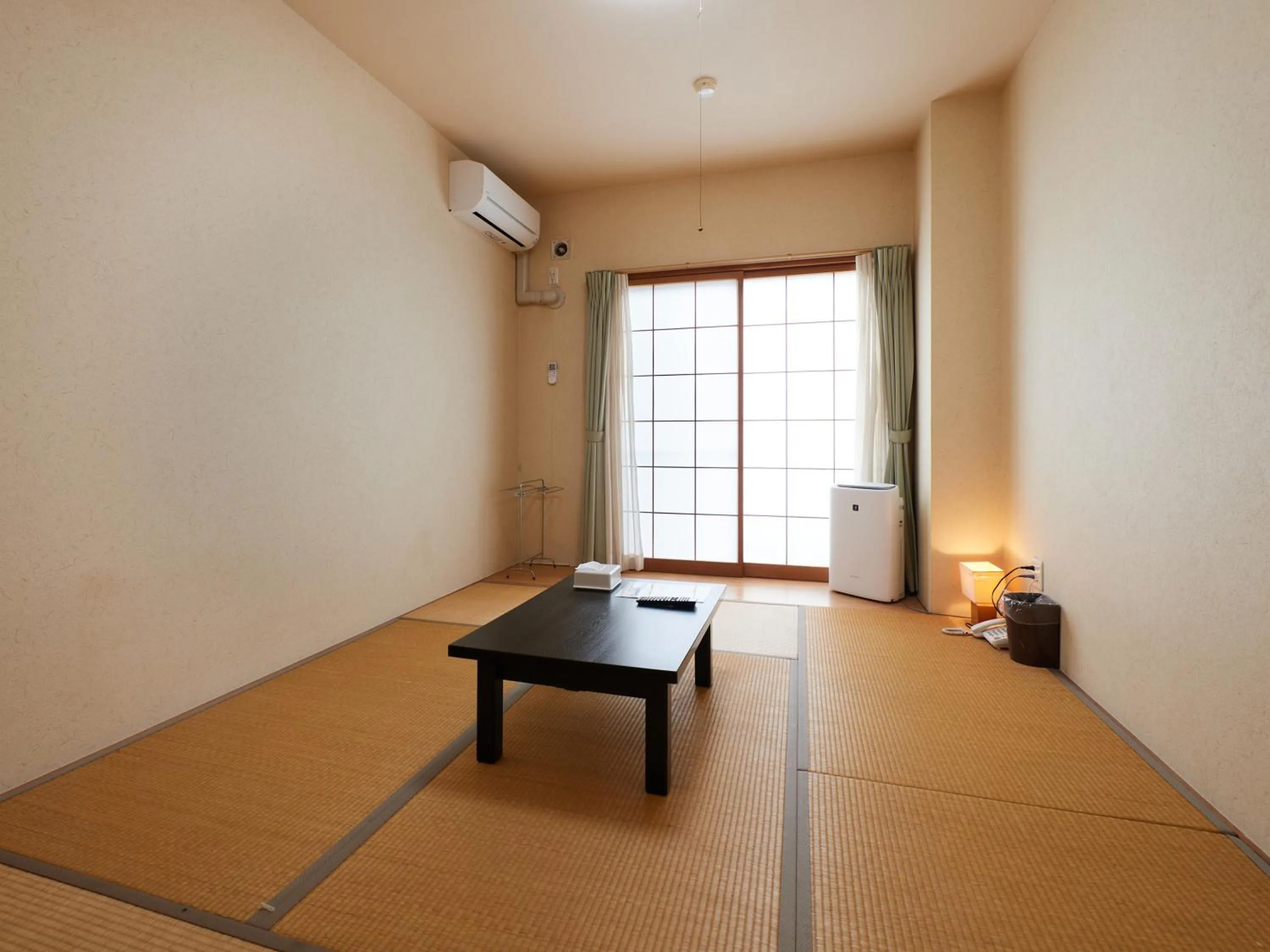 Photo of the whole room in Wind City Hotel