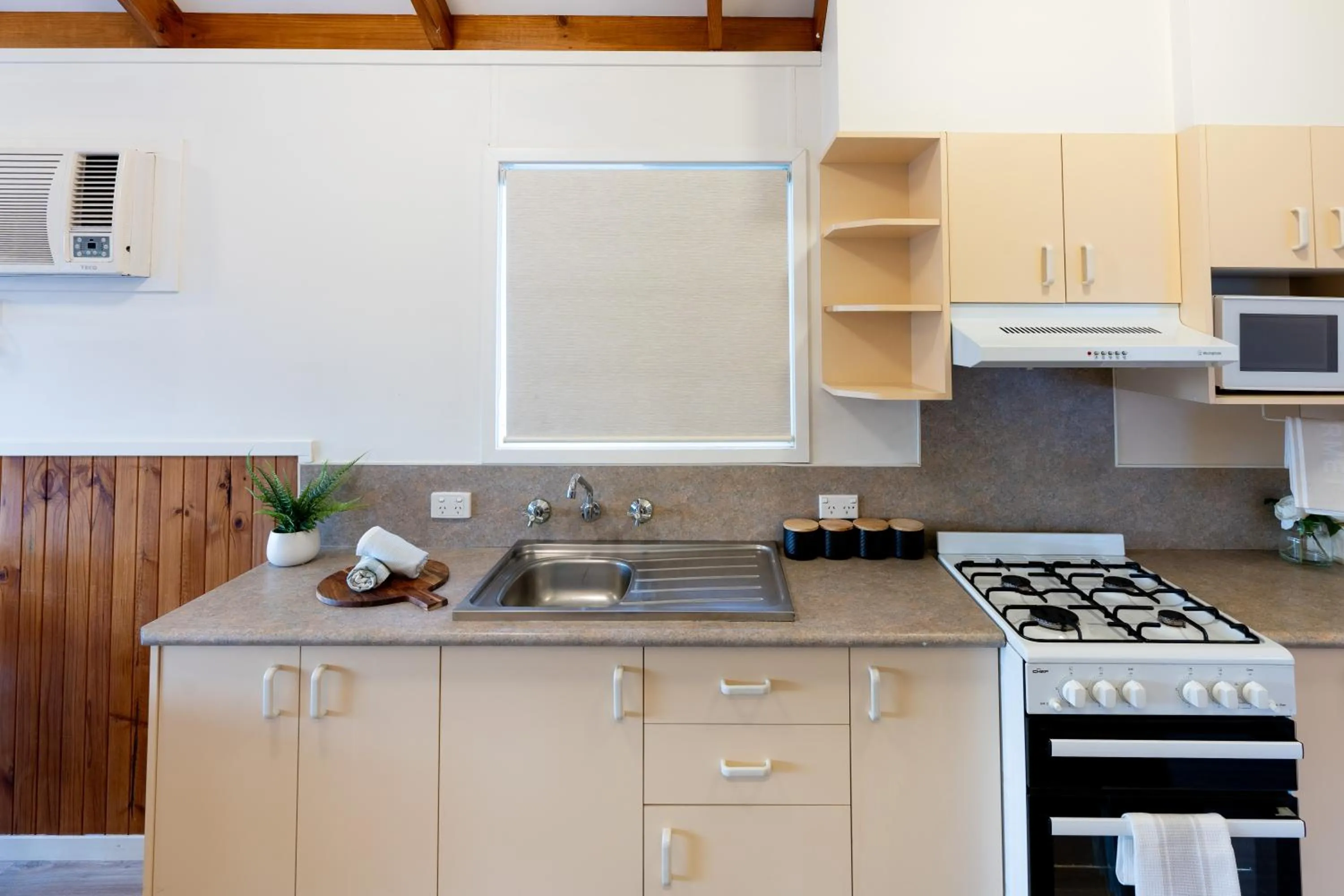 Kitchen or kitchenette in BIG4 Tasman Holiday Parks - Racecourse Beach