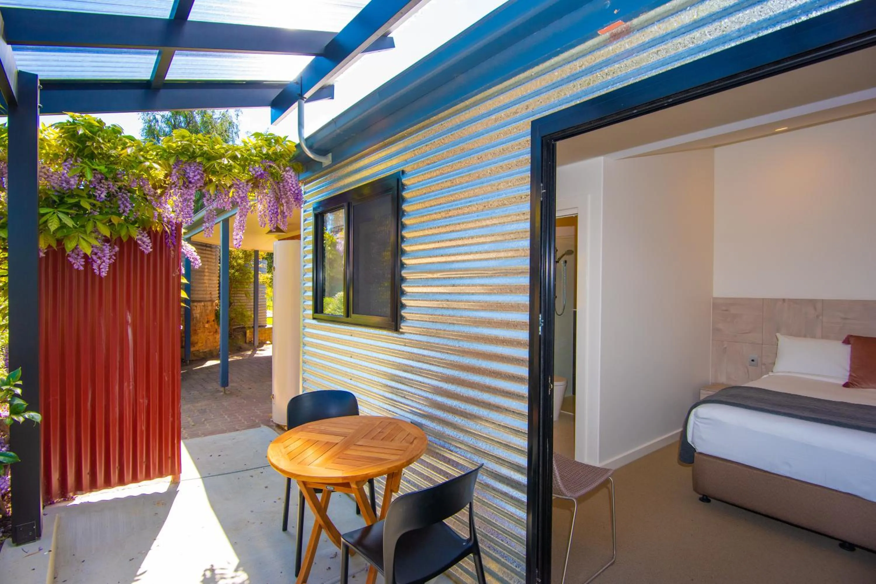 Seating area, Bed in Longview Vineyard