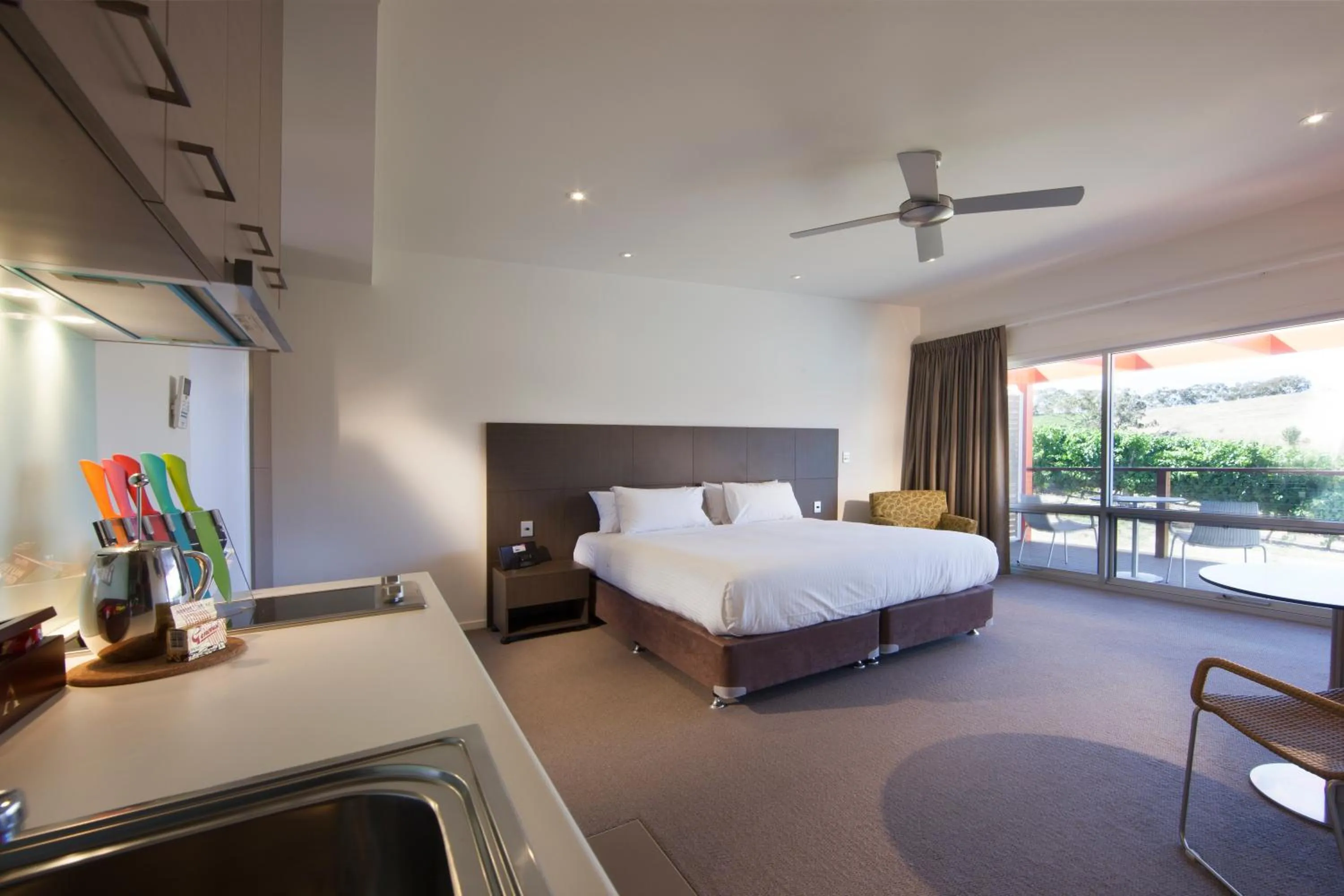 Kitchen or kitchenette, Bed in Longview Vineyard