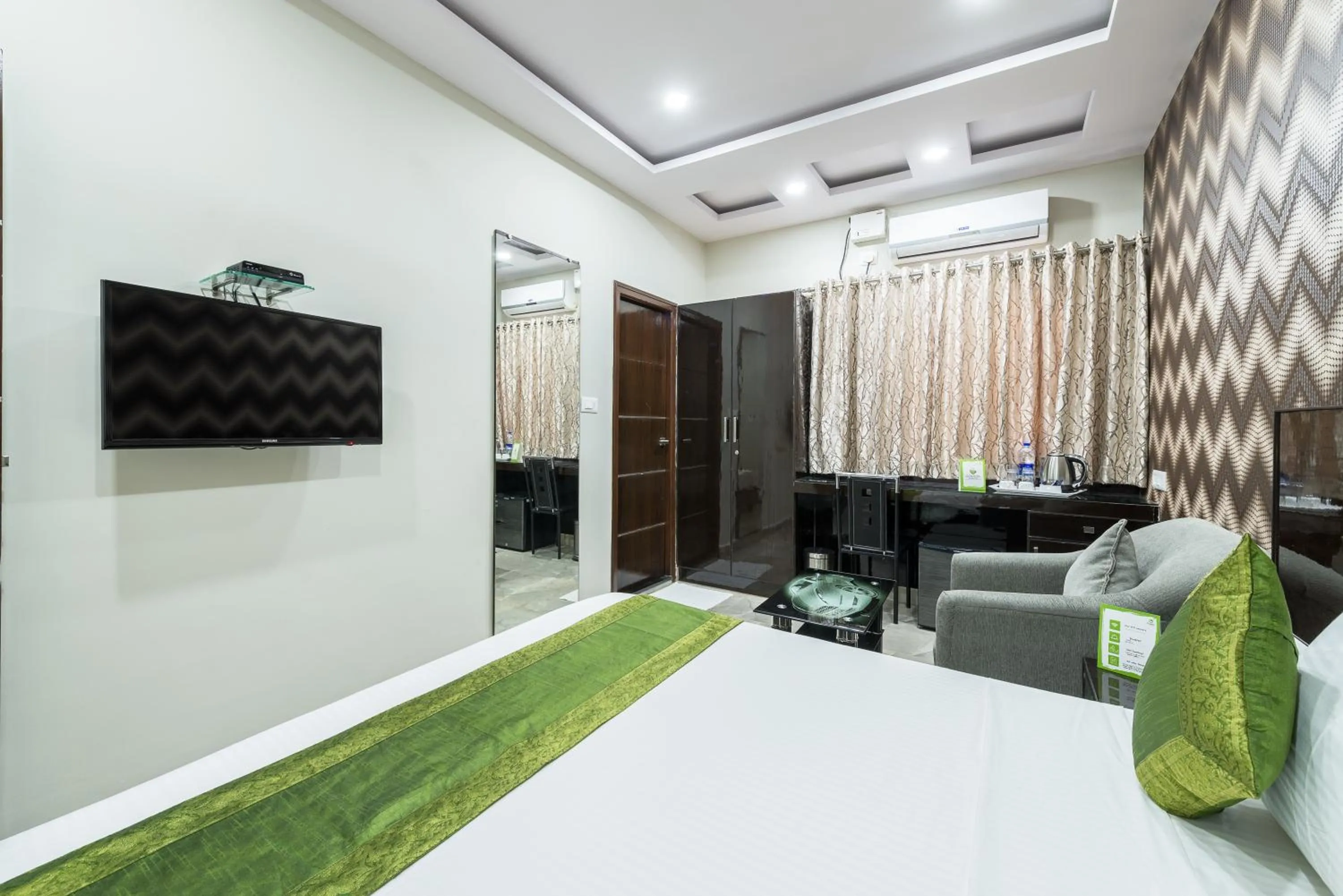 TV and multimedia in Treebo Greenwood Premier Suites, Old Airport Road