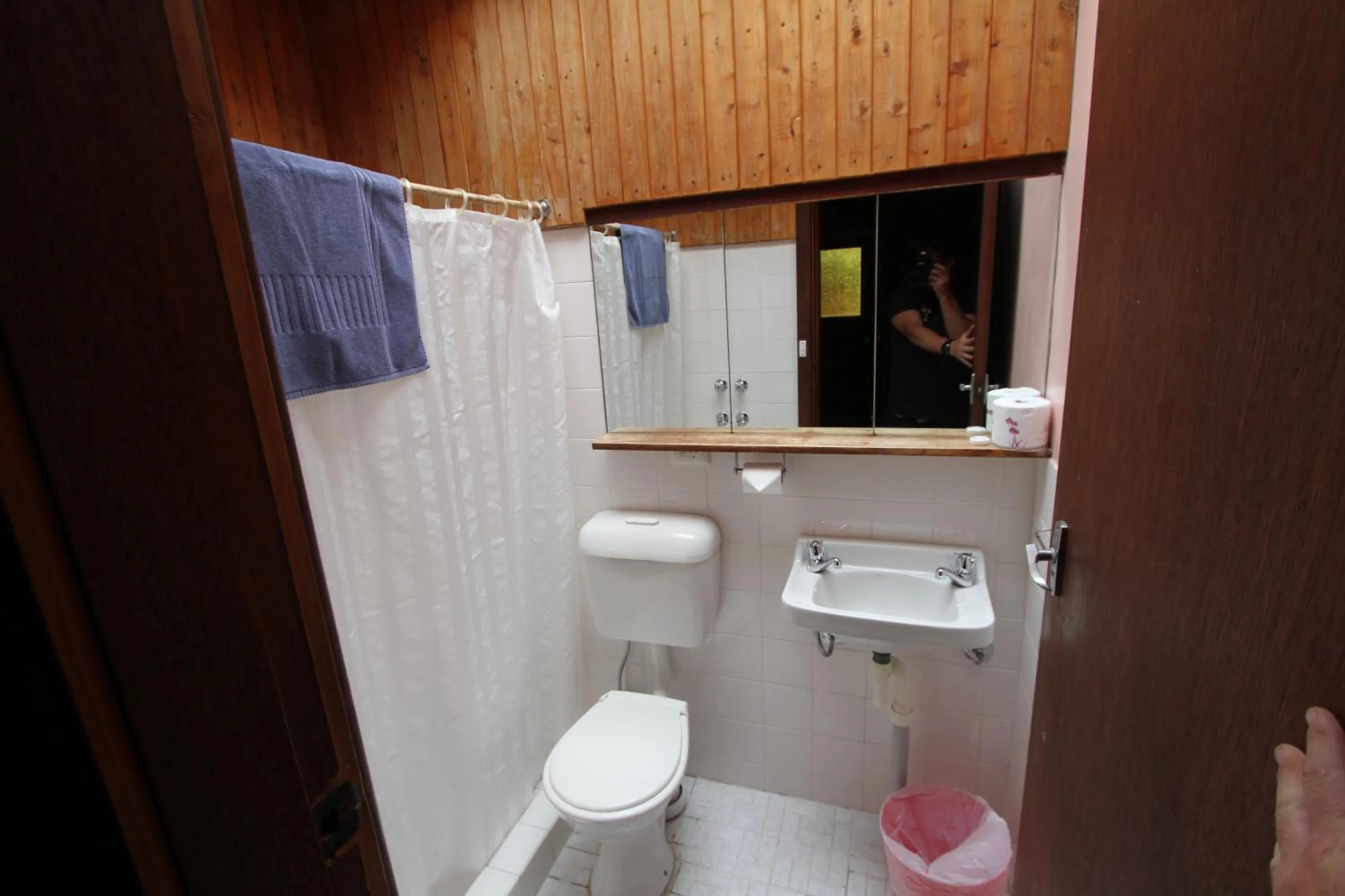Bathroom in Bunkhouse Motel Cooma