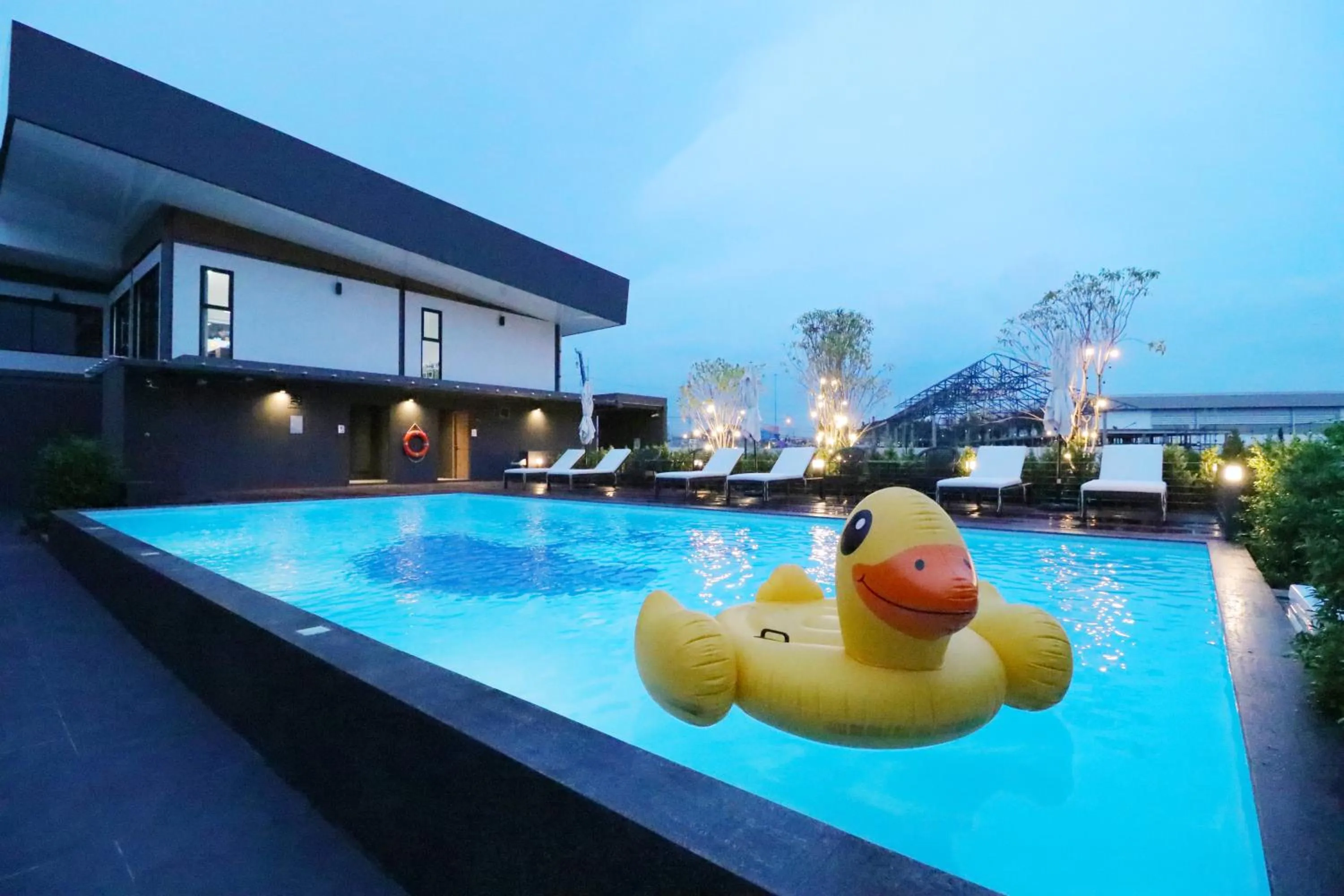 Swimming pool in Morino Hotel Si Racha