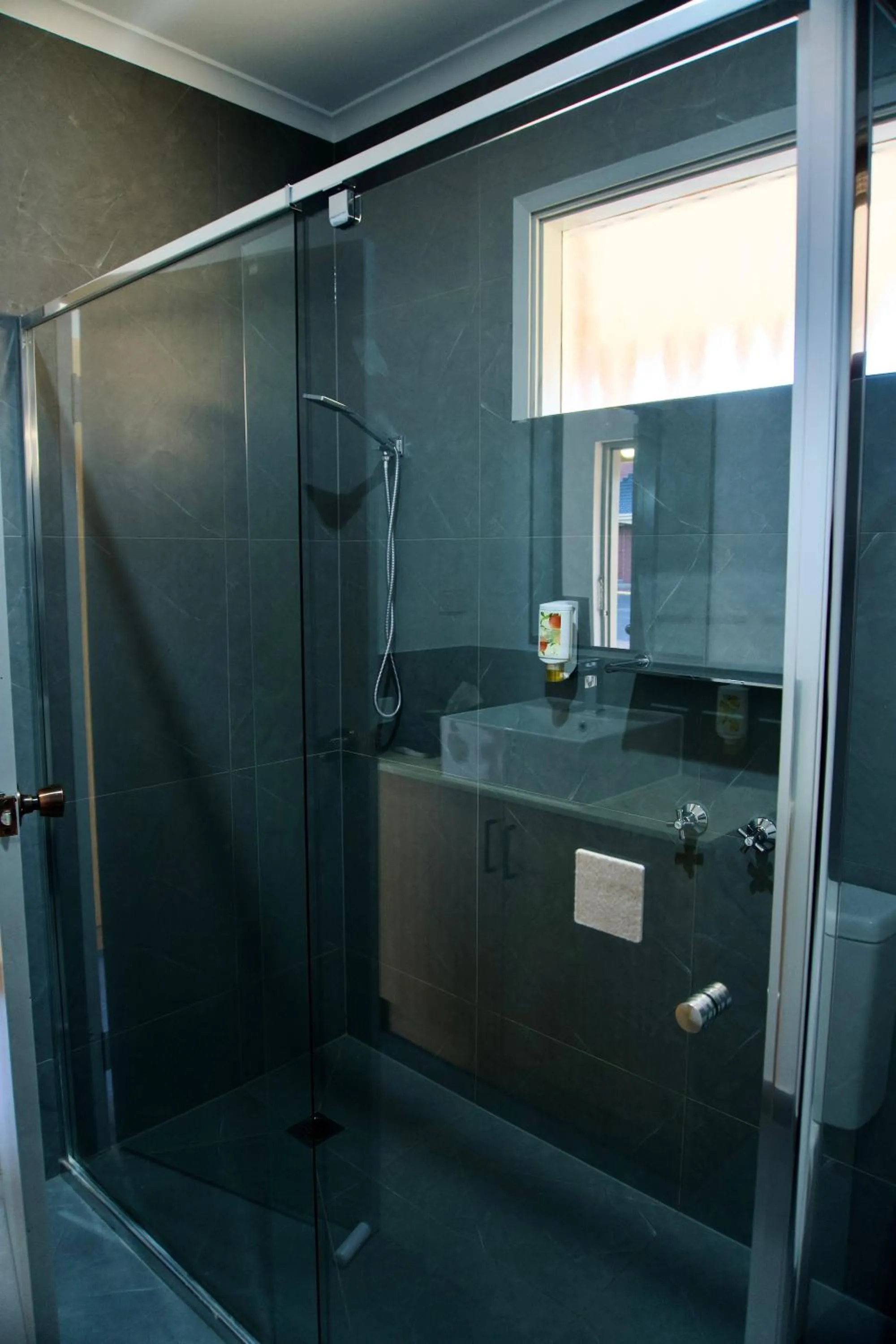 Shower in Ararat Colonial Lodge Motel