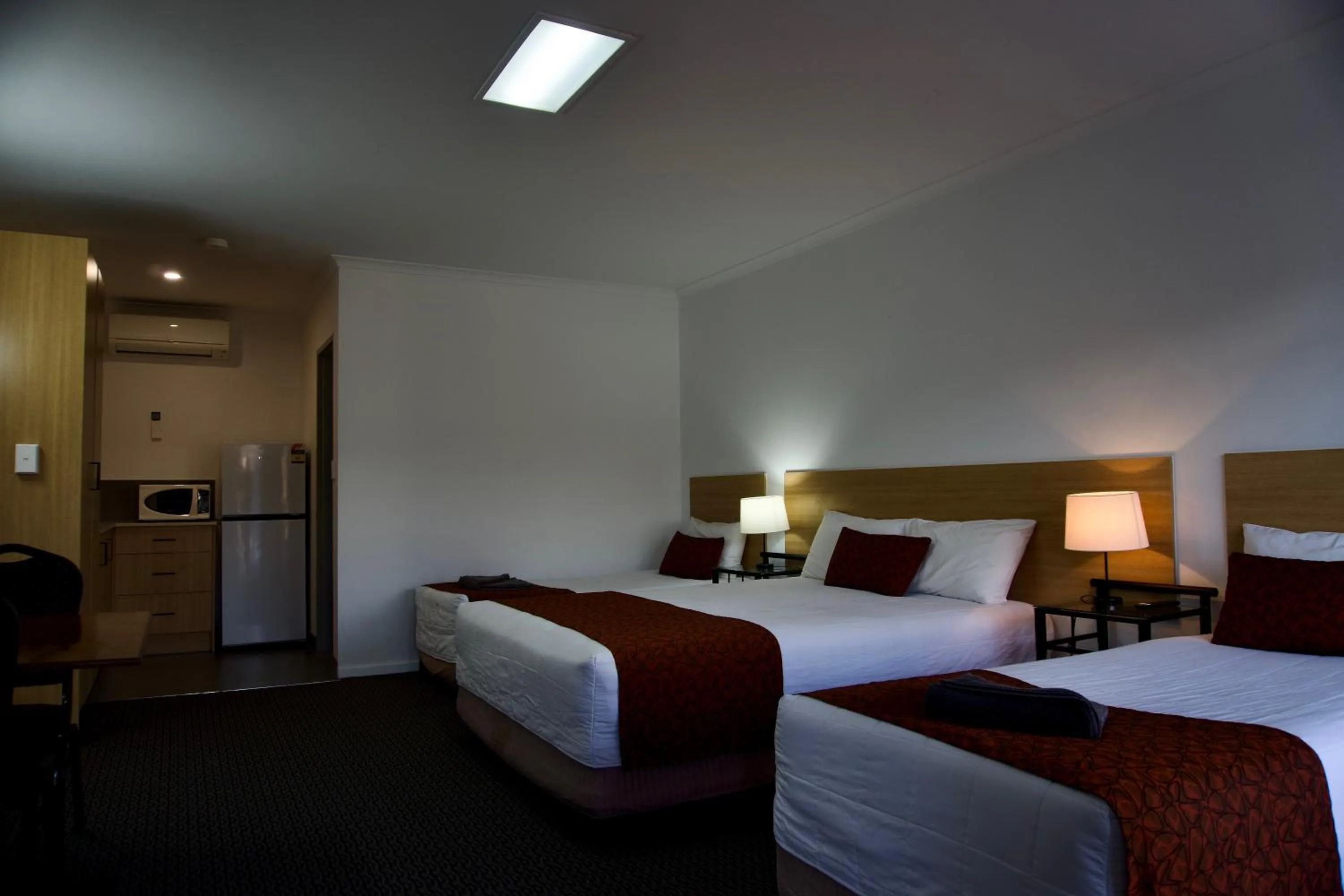 Kitchen or kitchenette, Bed in Ararat Colonial Lodge Motel