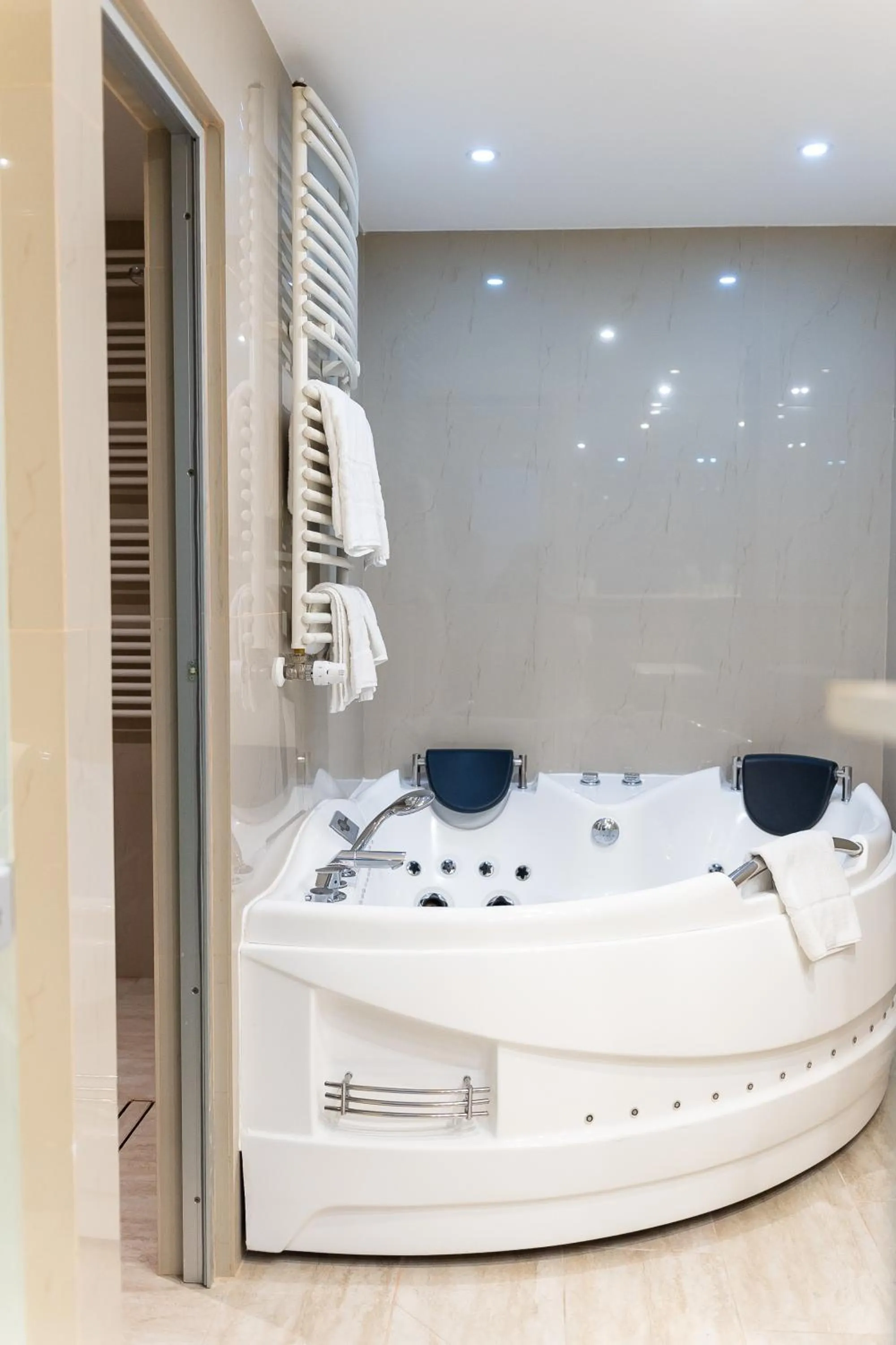 Hot Tub in Hotel Christina Plus