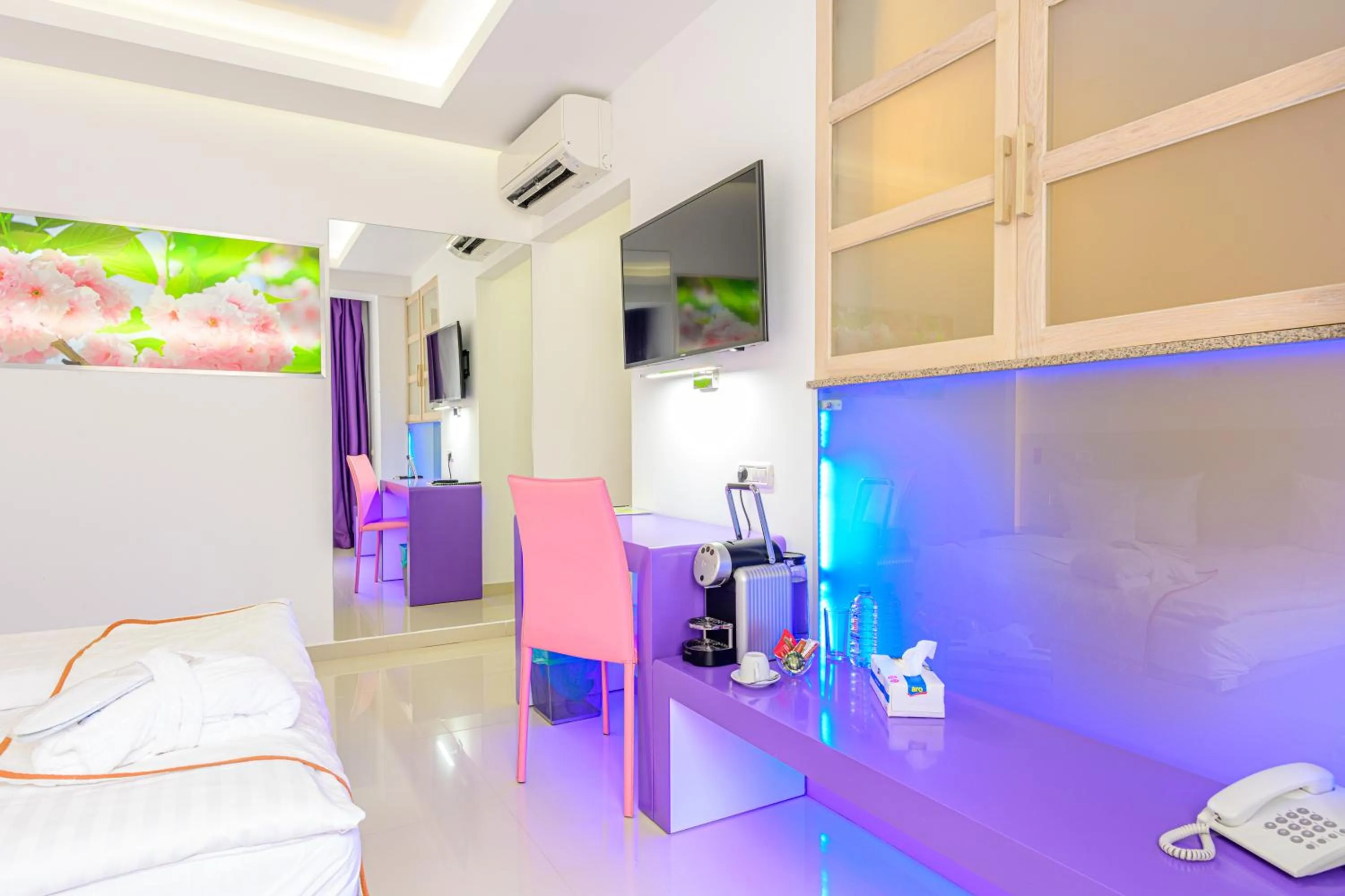 Coffee/tea facilities, Bed in Hotel Christina Plus