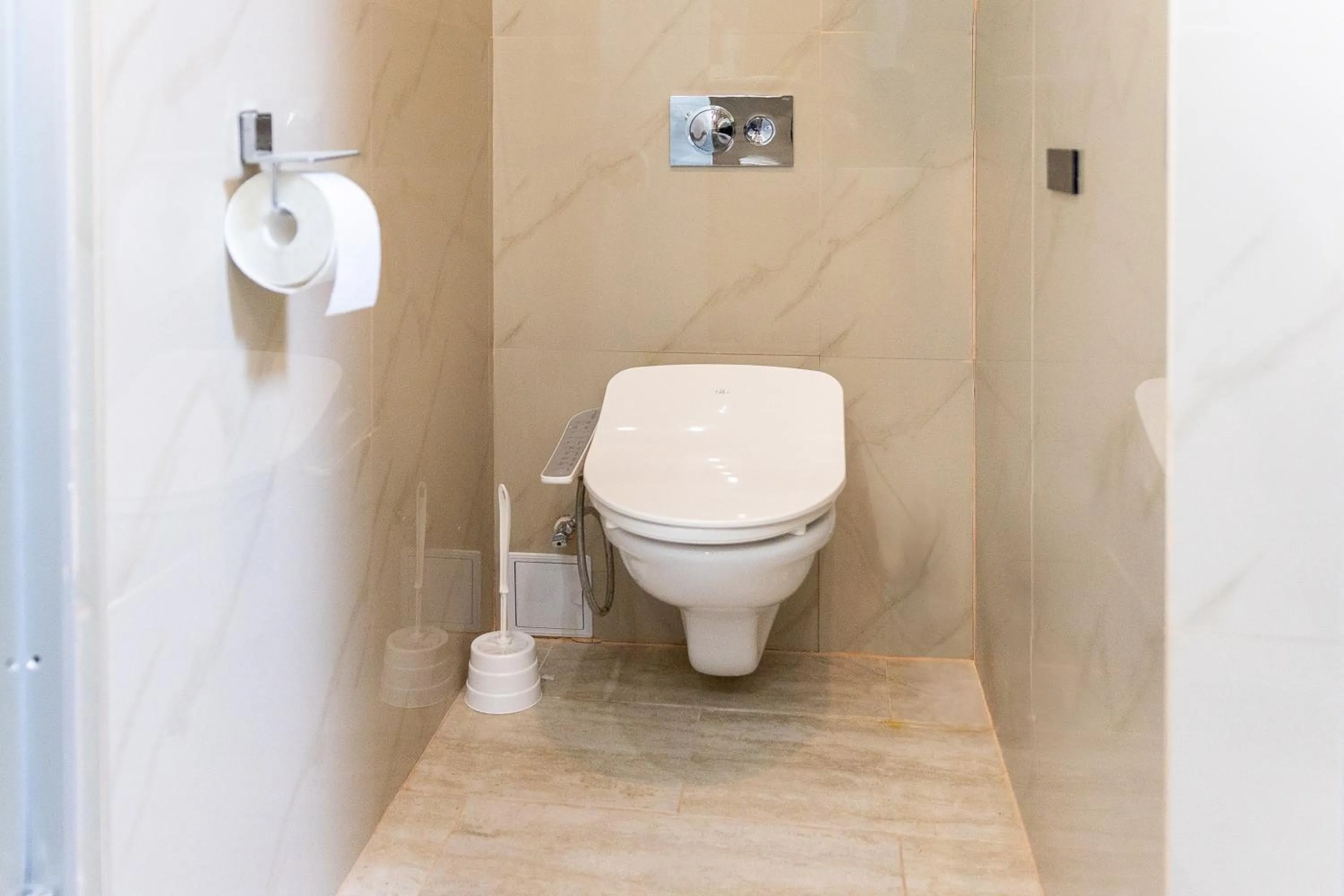 Toilet in Hotel Christina Plus