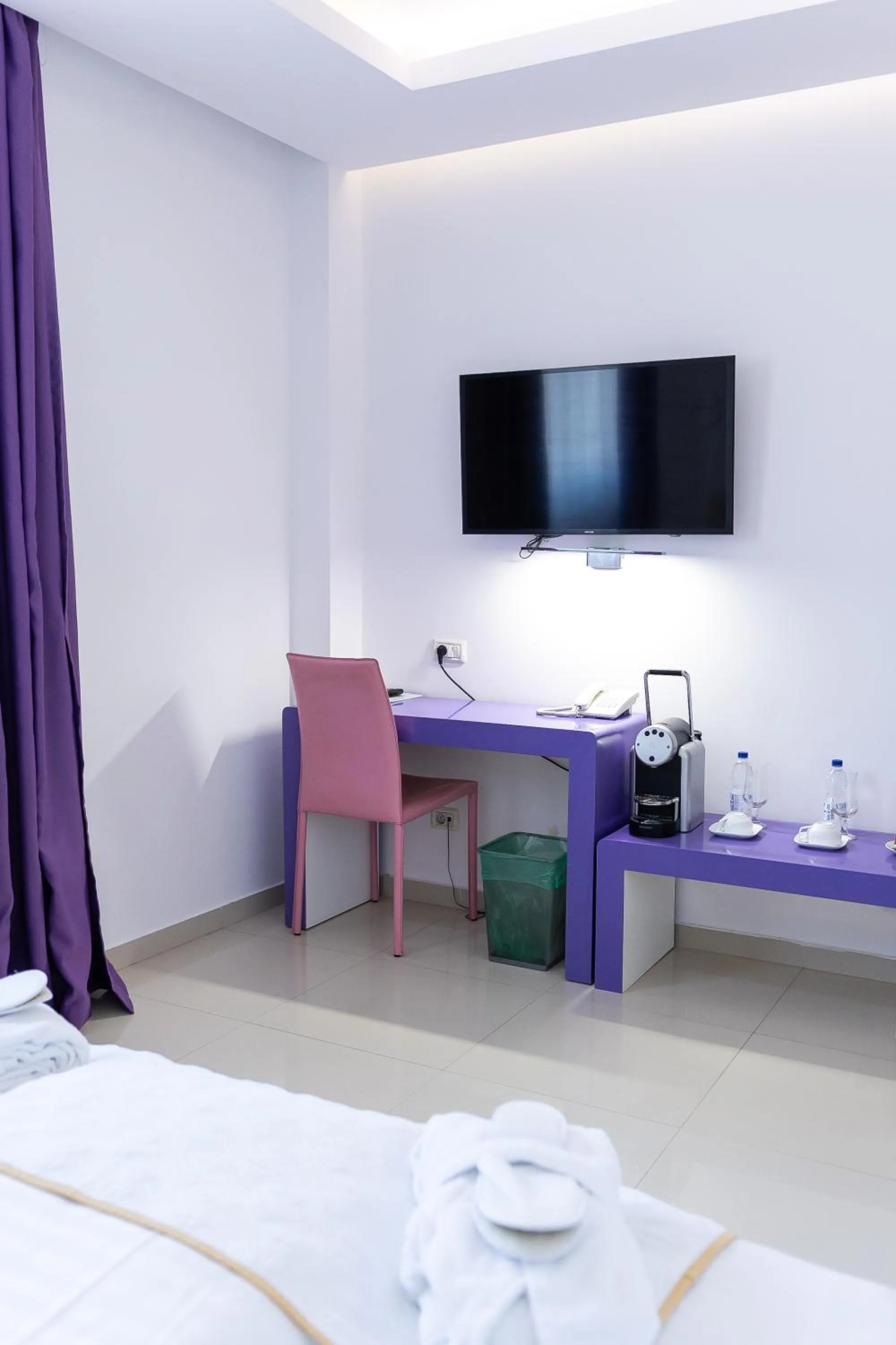 Evening entertainment, Bed in Hotel Christina Plus