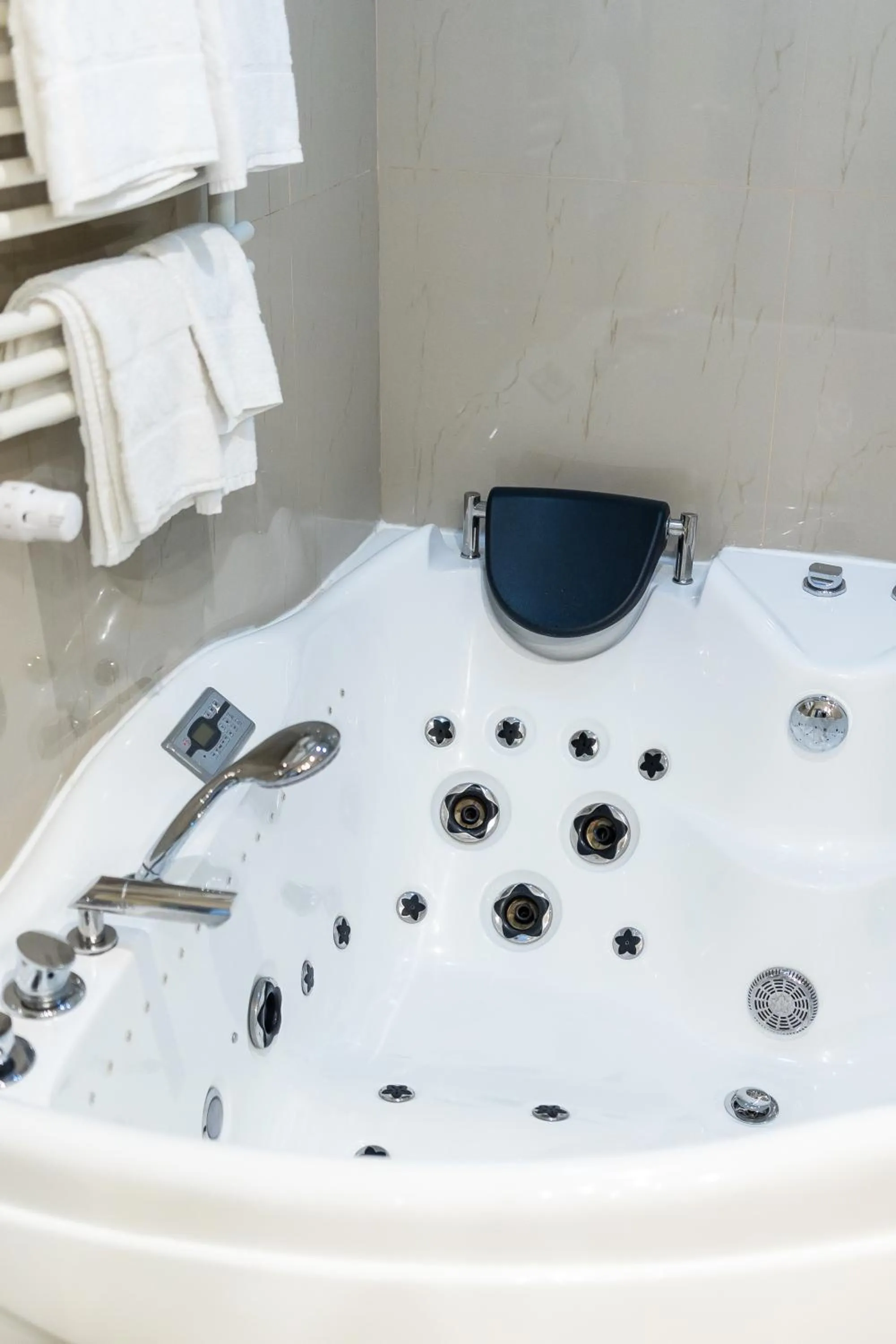 Hot Tub in Hotel Christina Plus