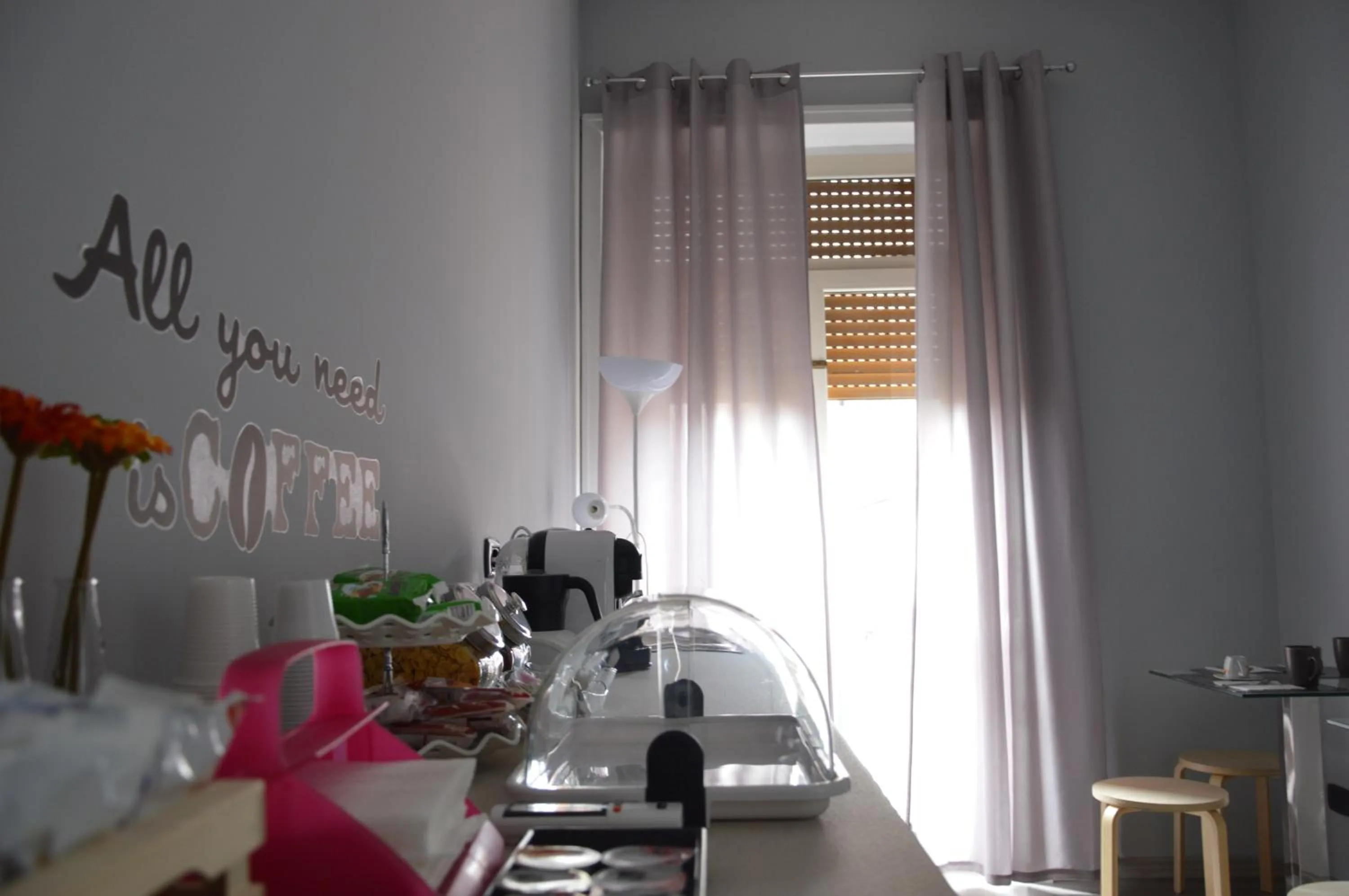 Communal lounge/ TV room in Iris Inn