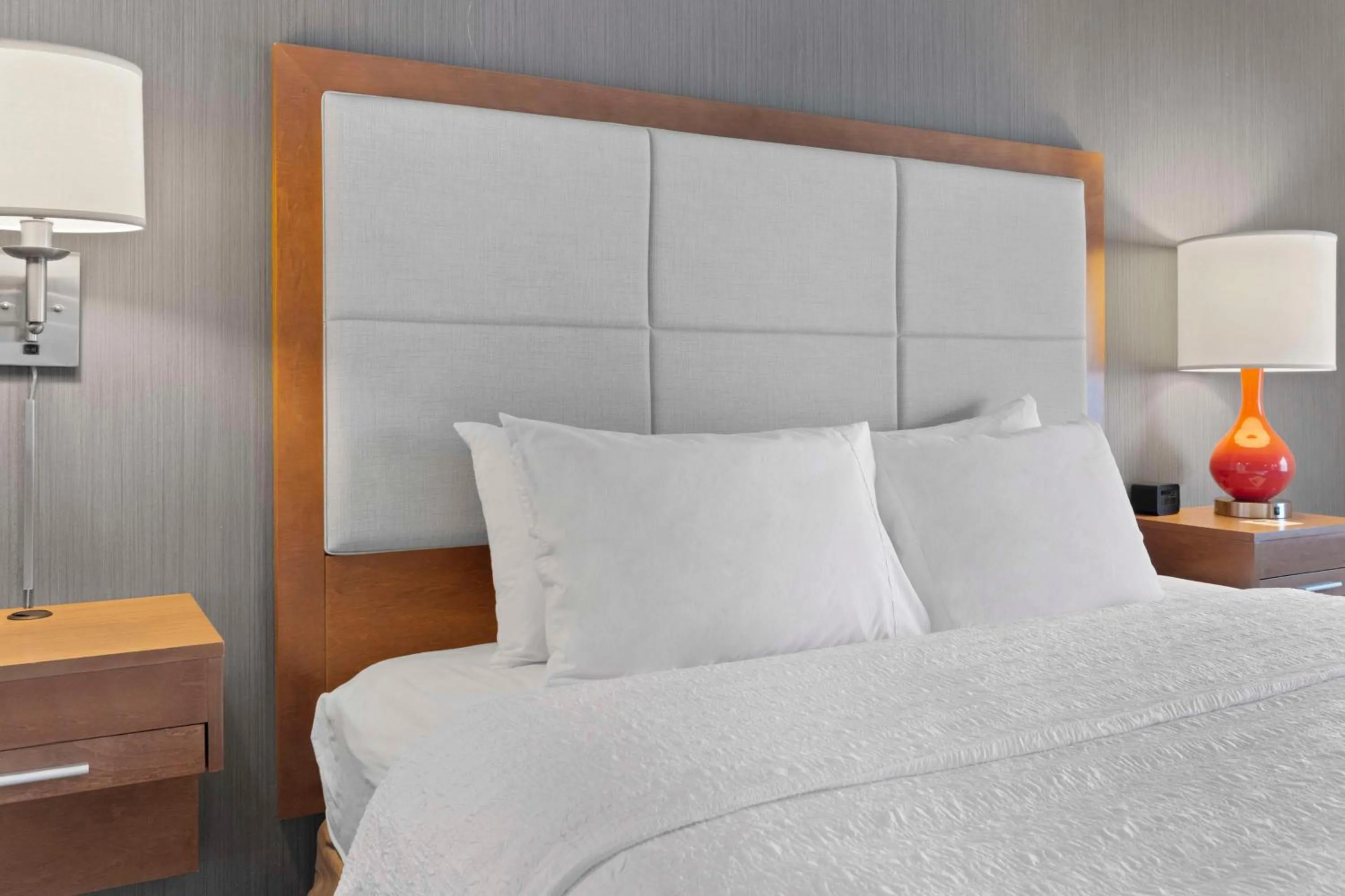 Bed in Hampton Inn & Suites Columbus Scioto Downs