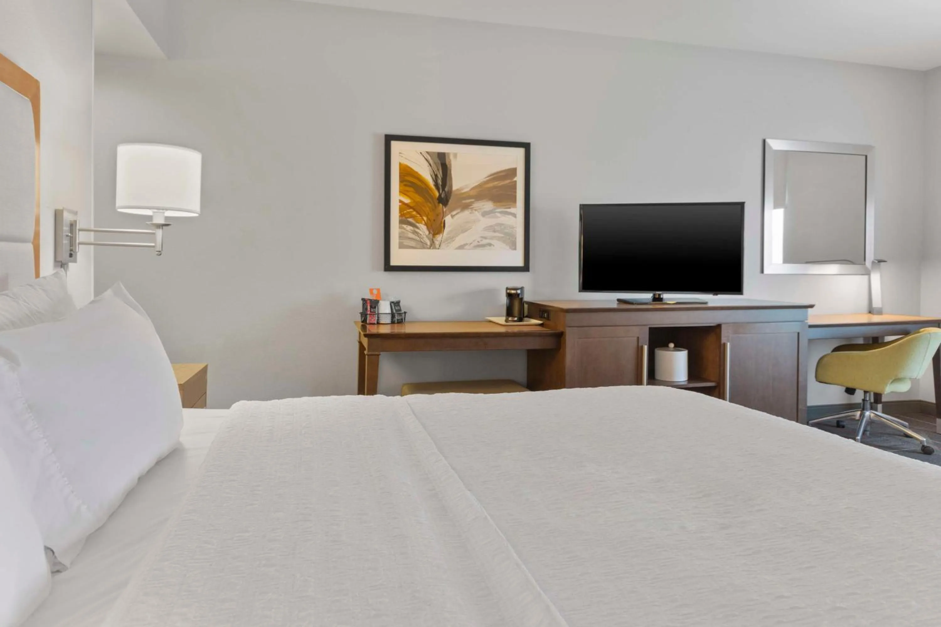 Bed in Hampton Inn & Suites Columbus Scioto Downs