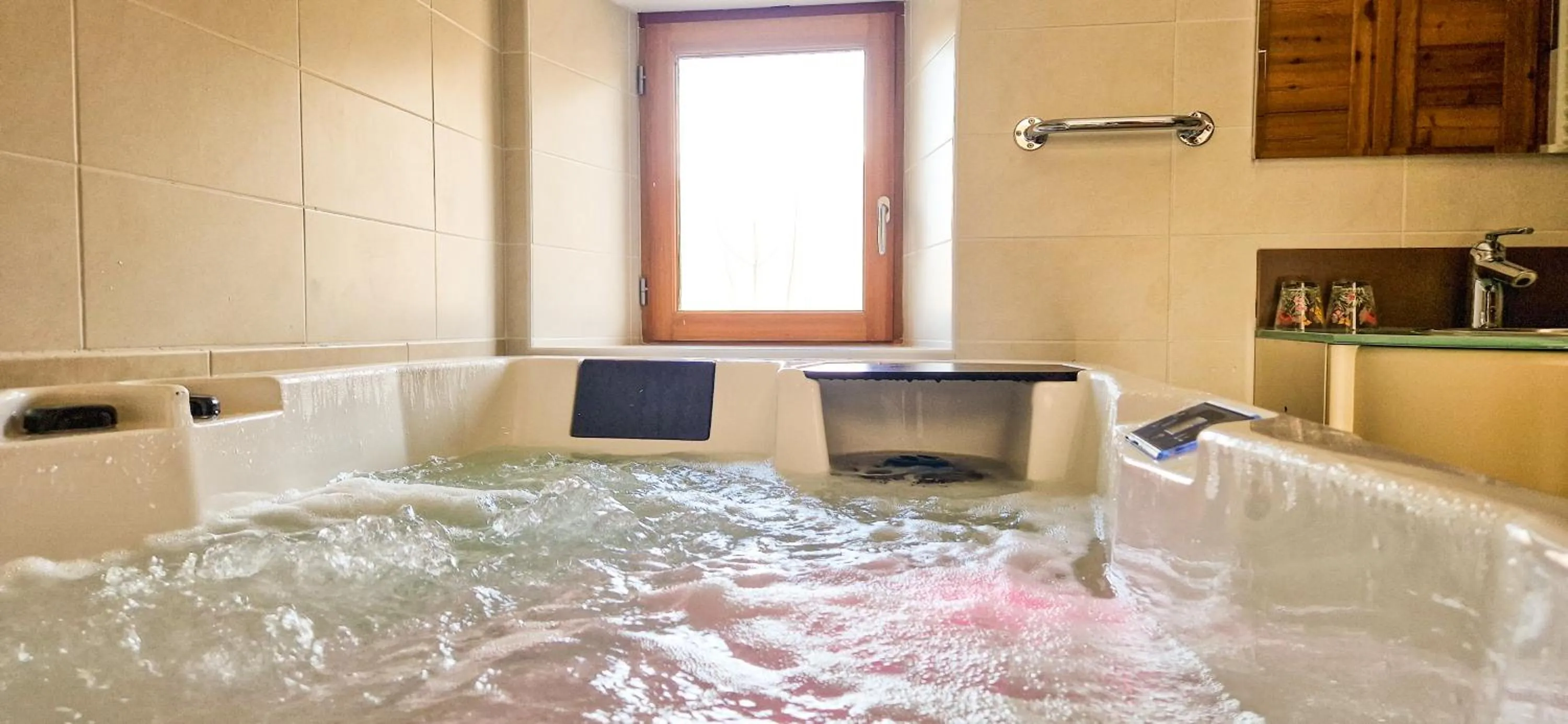 Hot Tub in Les Clarines Perceneige - Chambre d'Hôtes Vue Sur Montagne & SPA