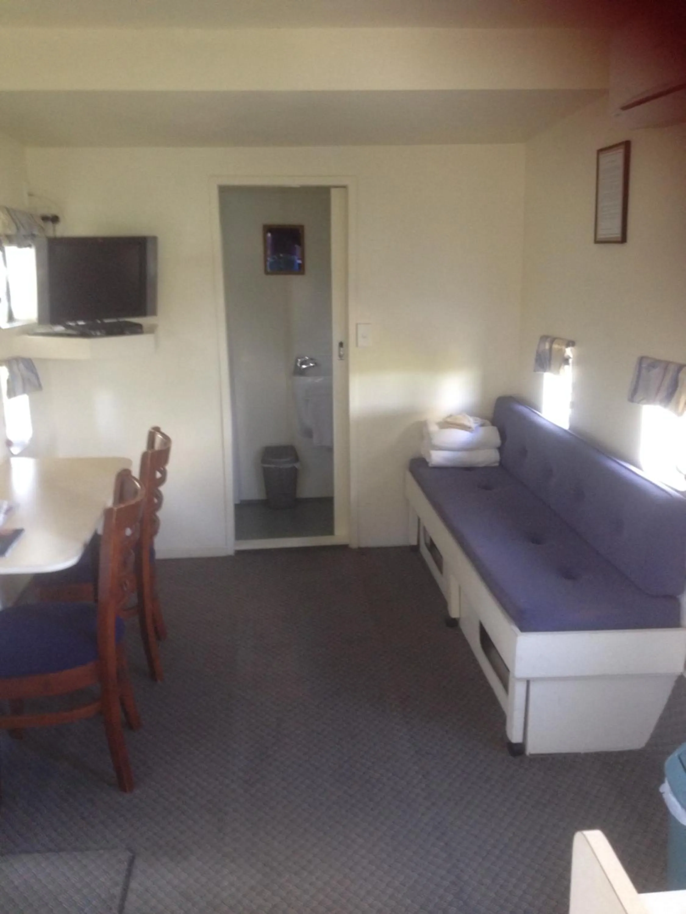 Seating area, Bed in Woodlyn Park Motel