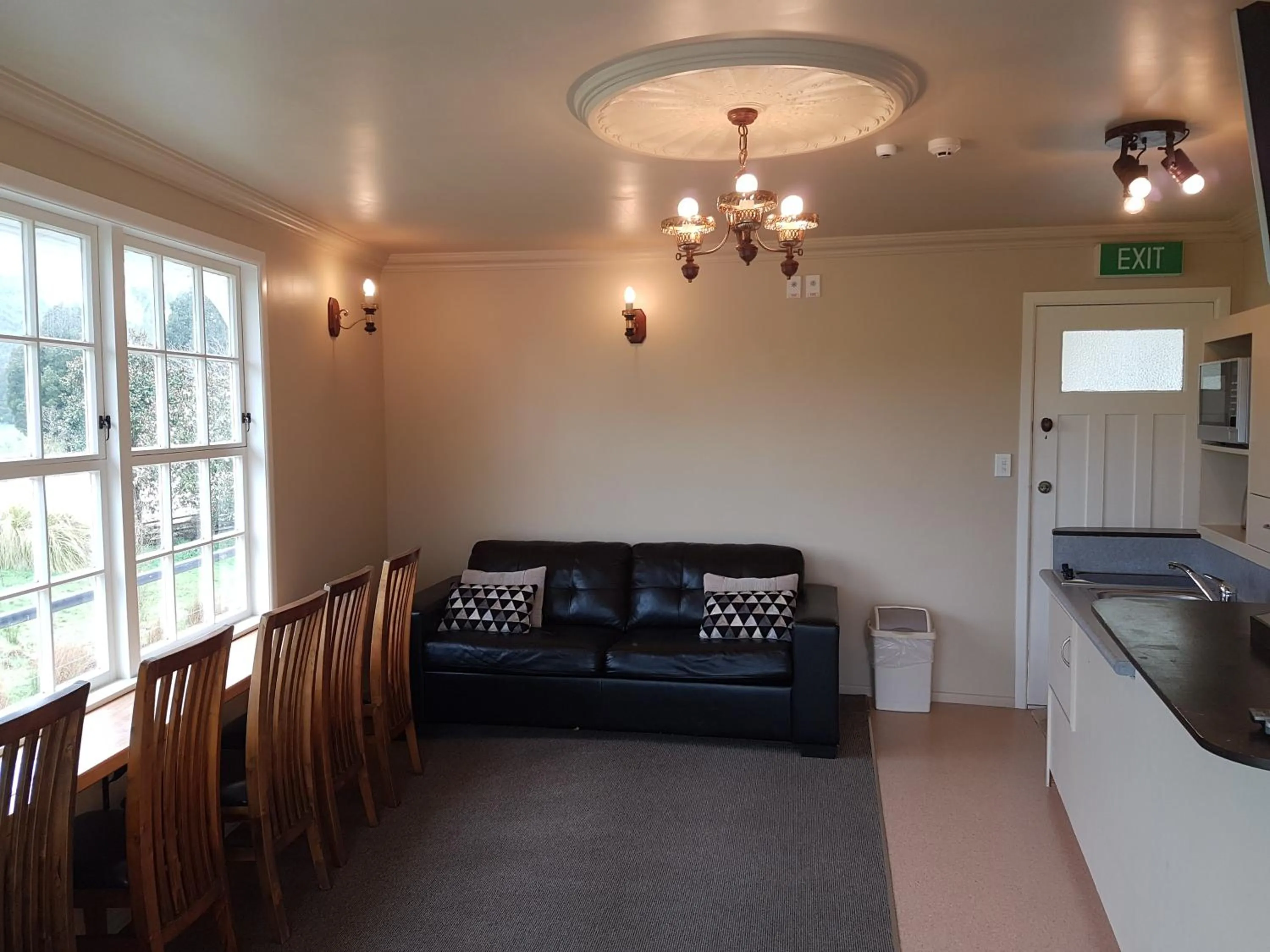 Kitchen or kitchenette in Woodlyn Park Motel