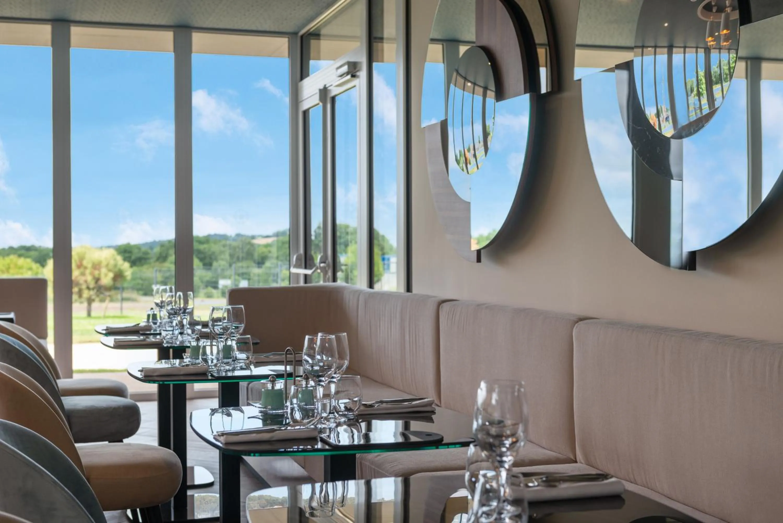 Restaurant/places to eat in Hôtel Omnubo Collection