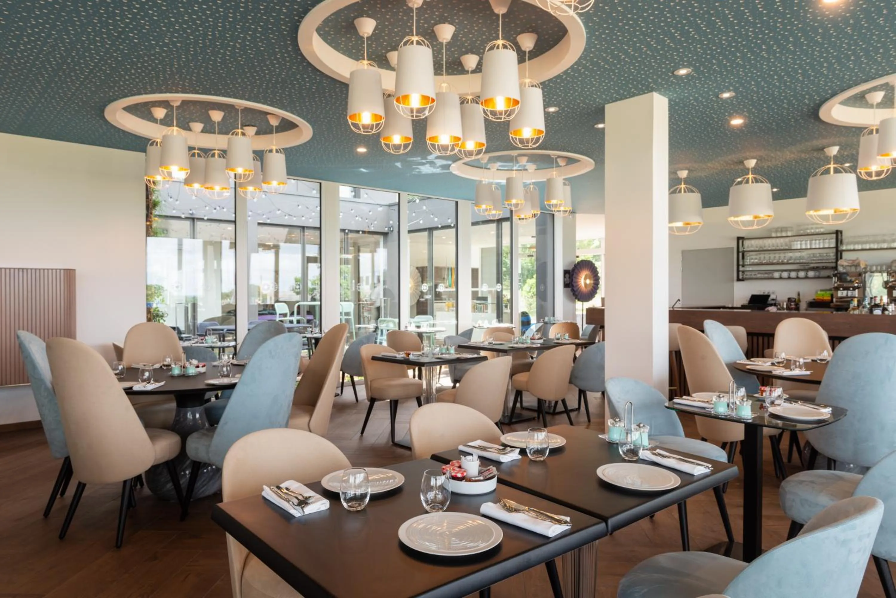 Restaurant/places to eat in Hôtel Omnubo Collection