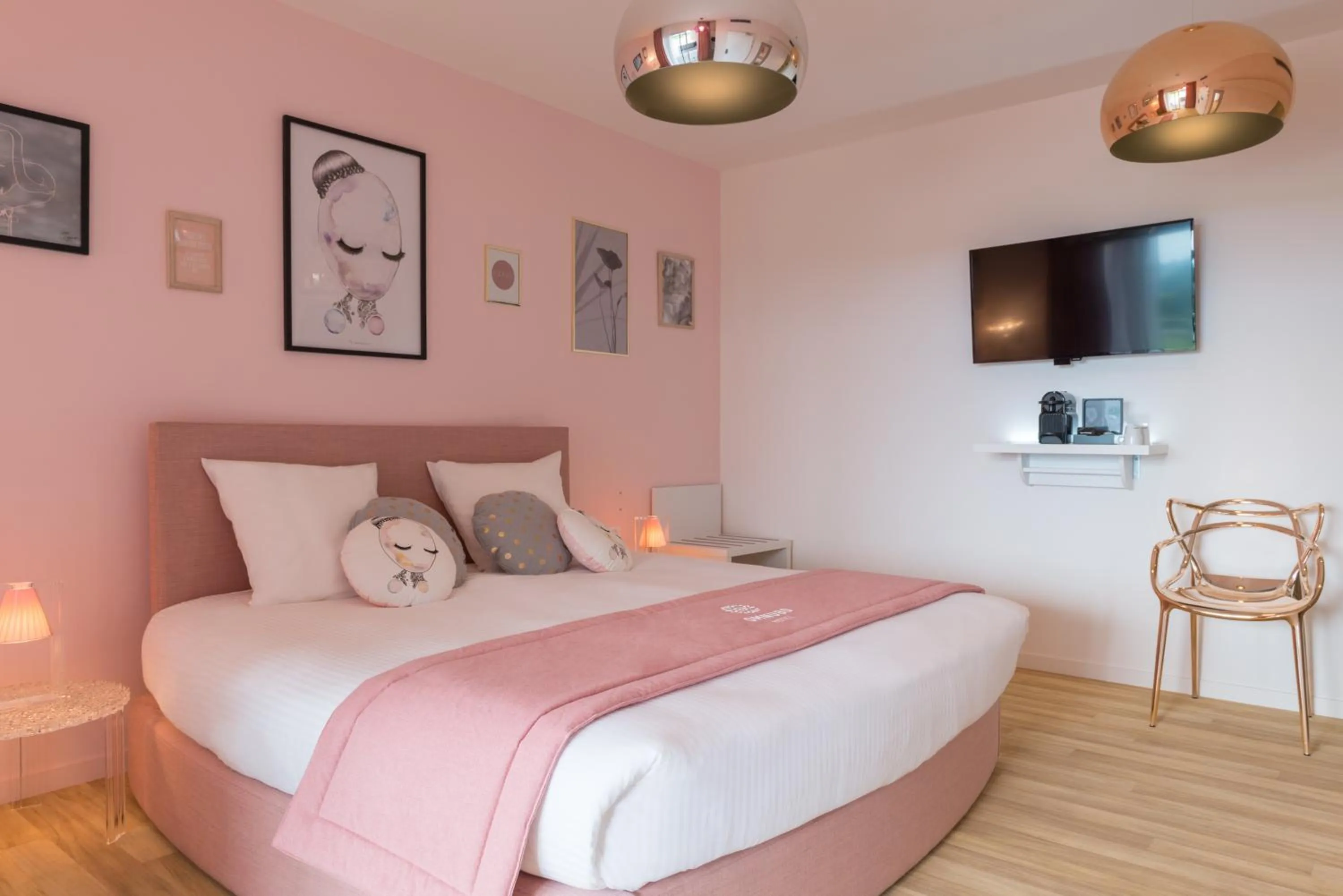 Photo of the whole room, Bed in Hôtel Omnubo Collection